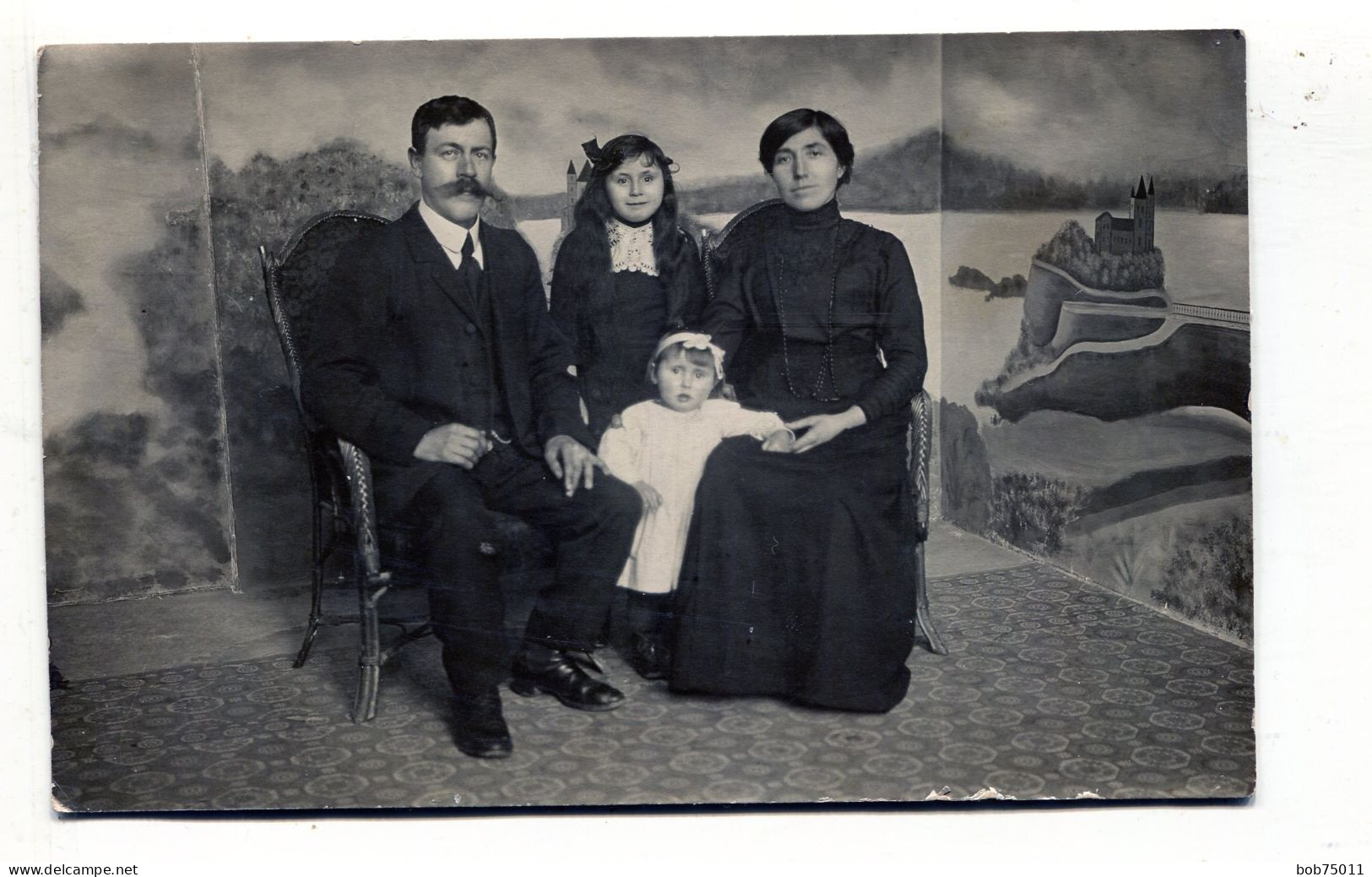 Carte Photo D'une Famille élégante Posant Dans Un Studio Photo Vers 1910 - Personnes Anonymes