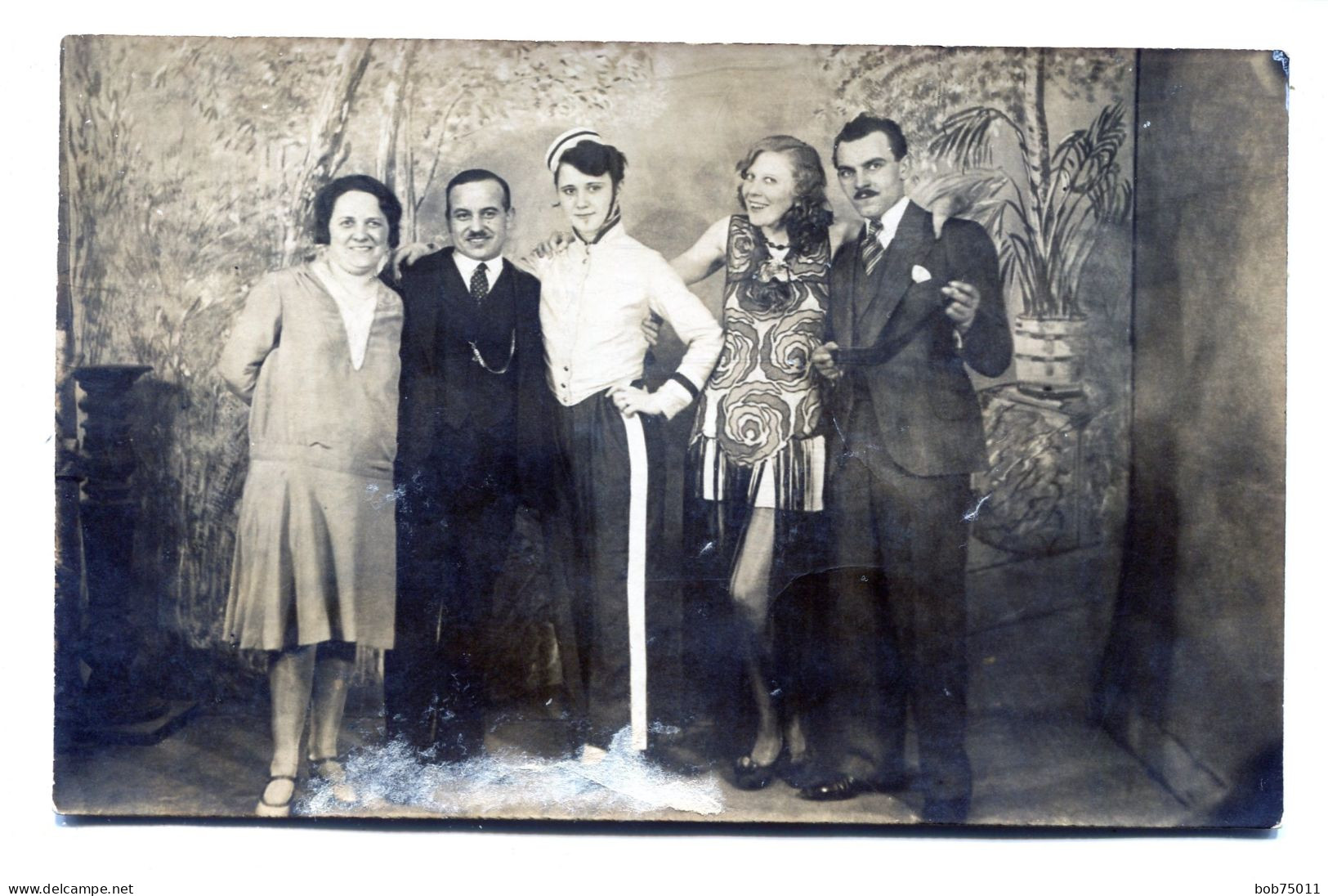 Carte Photo D'une Famille élégante Posant Dans Un Studio Photo Vers 1920 - Personnes Anonymes