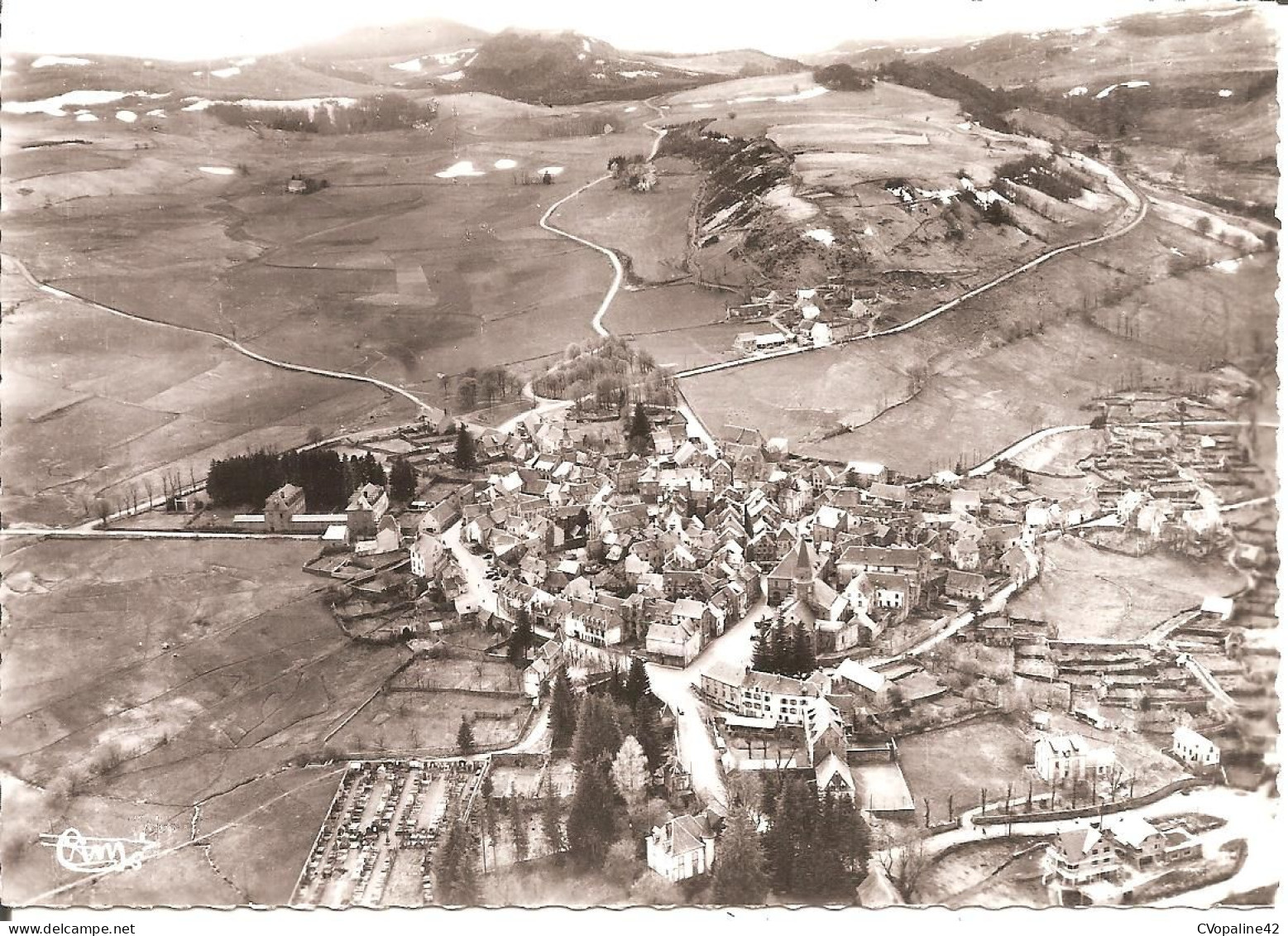BESSE-en-CHANDESSE (63) Vue Générale Aérienne Et Panorama Sur Les Puys De Montchal Et Pertuzat  CPSM  GF - Besse Et Saint Anastaise