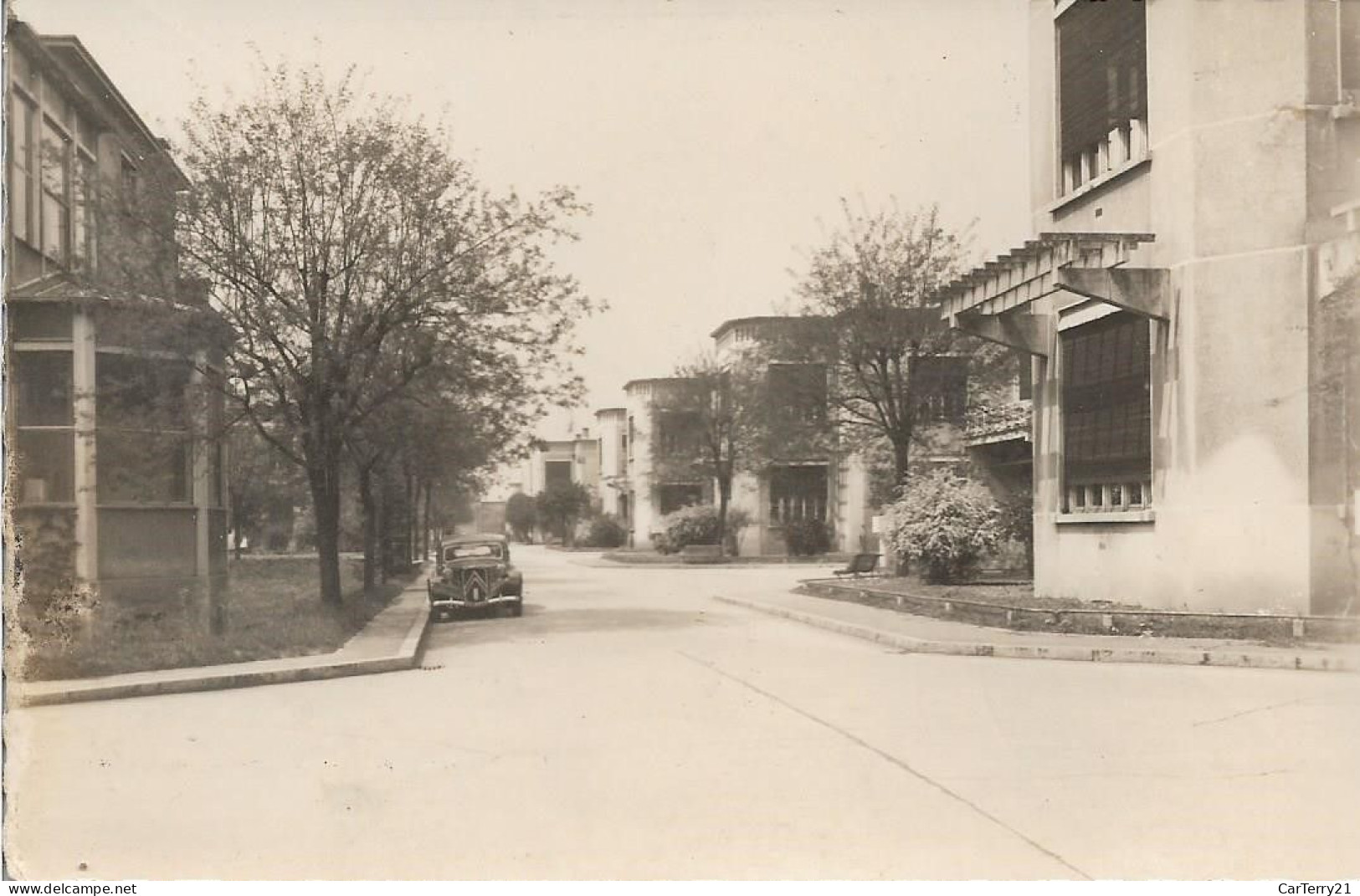 CPSM. 69 LYON. HÔPITAL EDOUARD HERRIOT. UNE ALLEE DE PAVILLONS. VOITURE ANCIENNE - Lyon 3