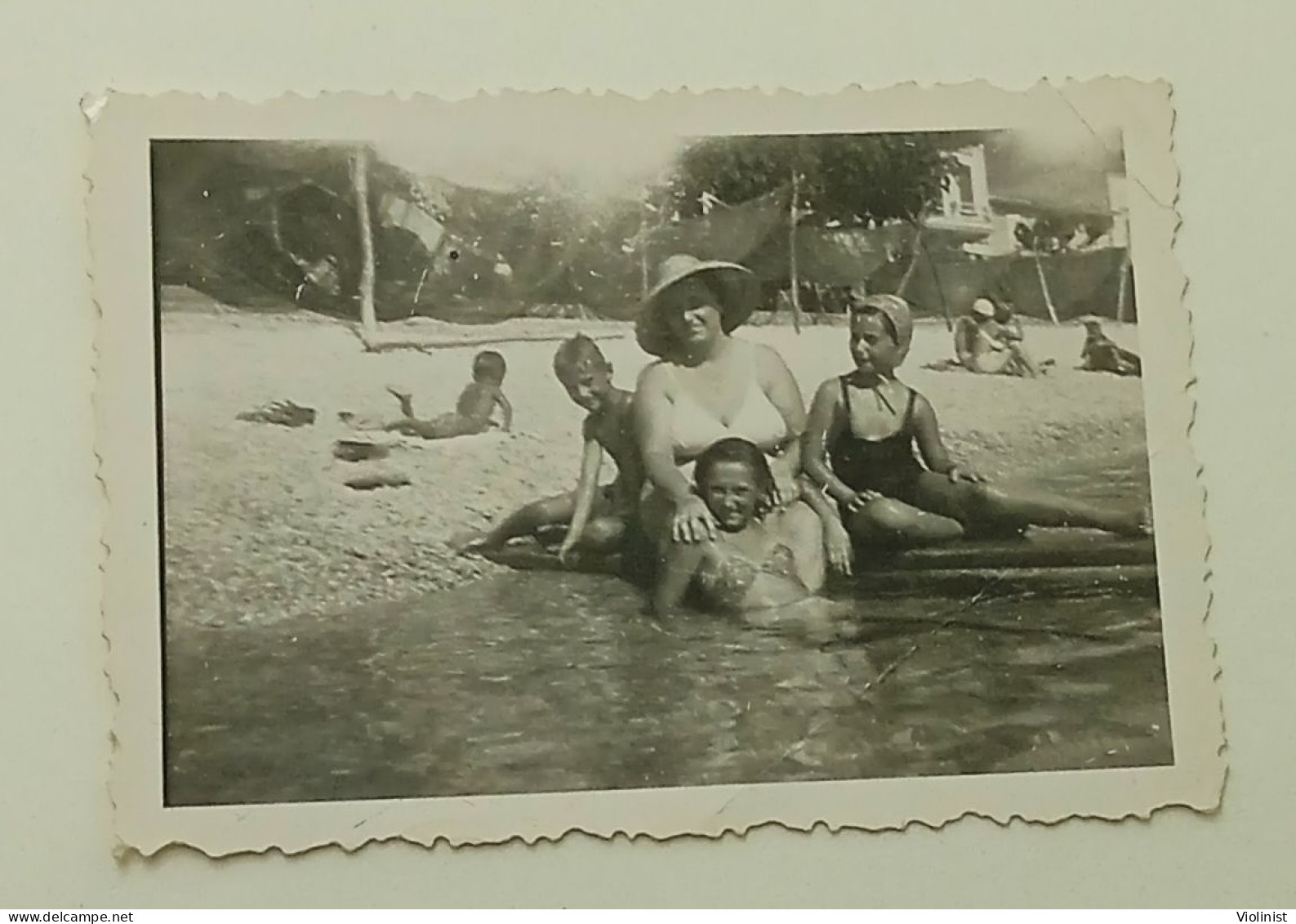 Two Young Girls, A Boy And A Woman At The Sea - Personas Anónimos