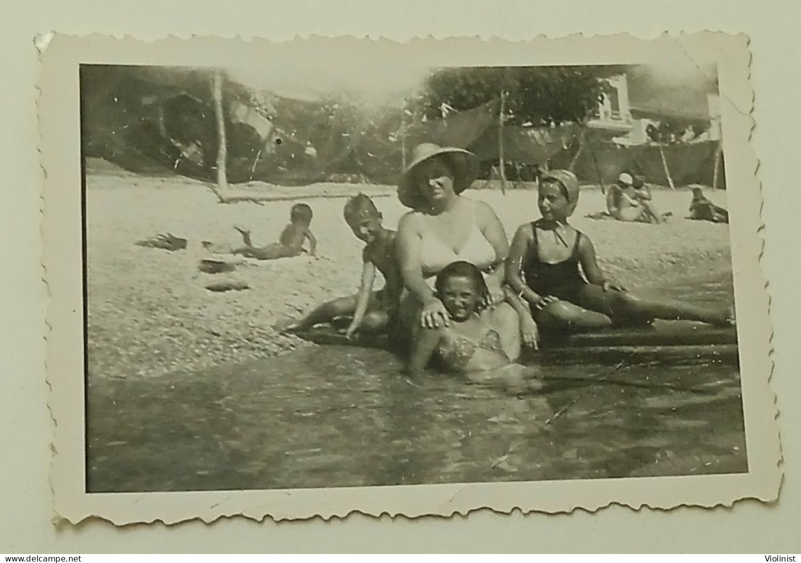 Two Young Girls, A Boy And A Woman At The Sea - Personas Anónimos