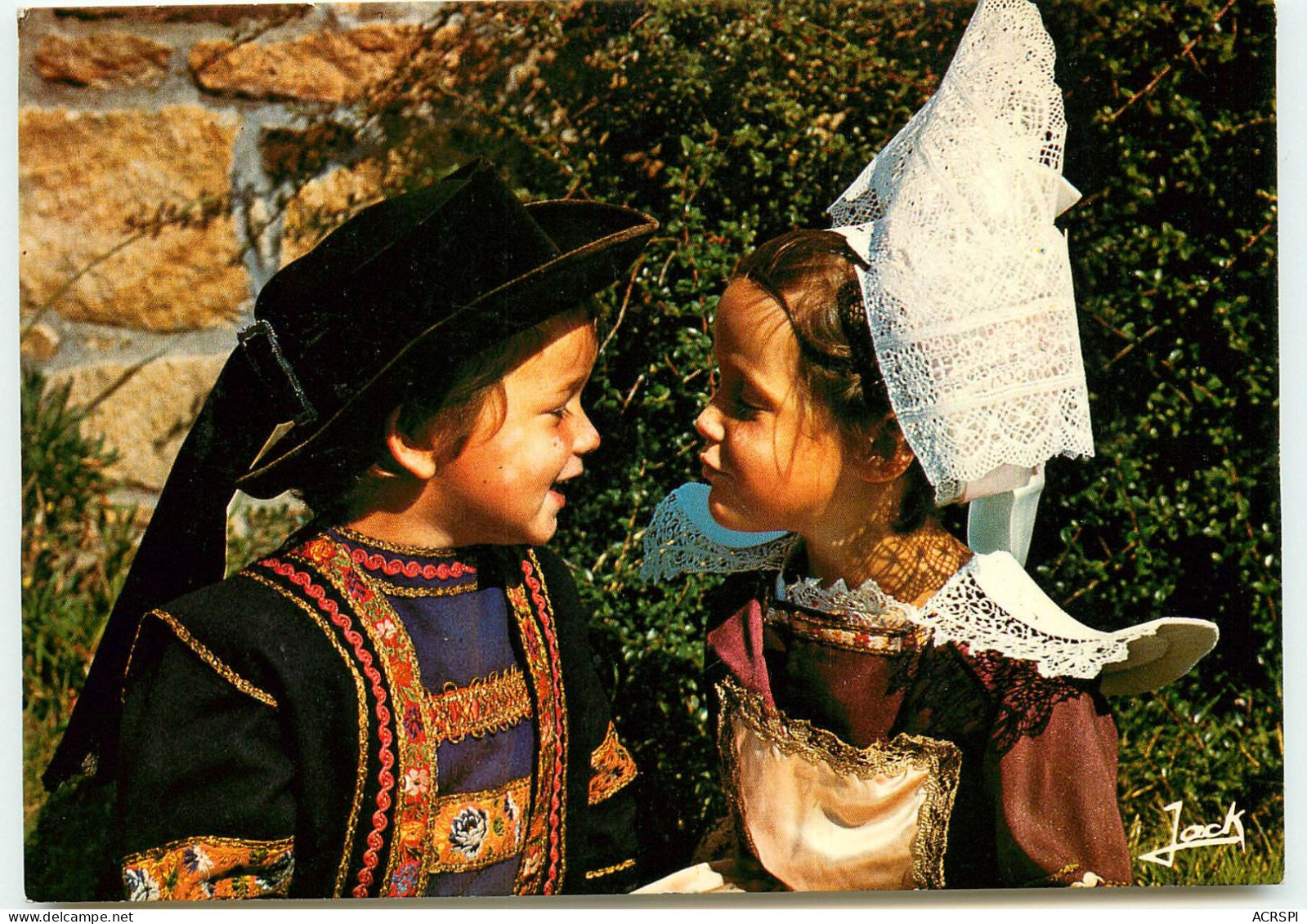 FOUESNANT Un Jeune Couple En Costume RR 1255 - Fouesnant