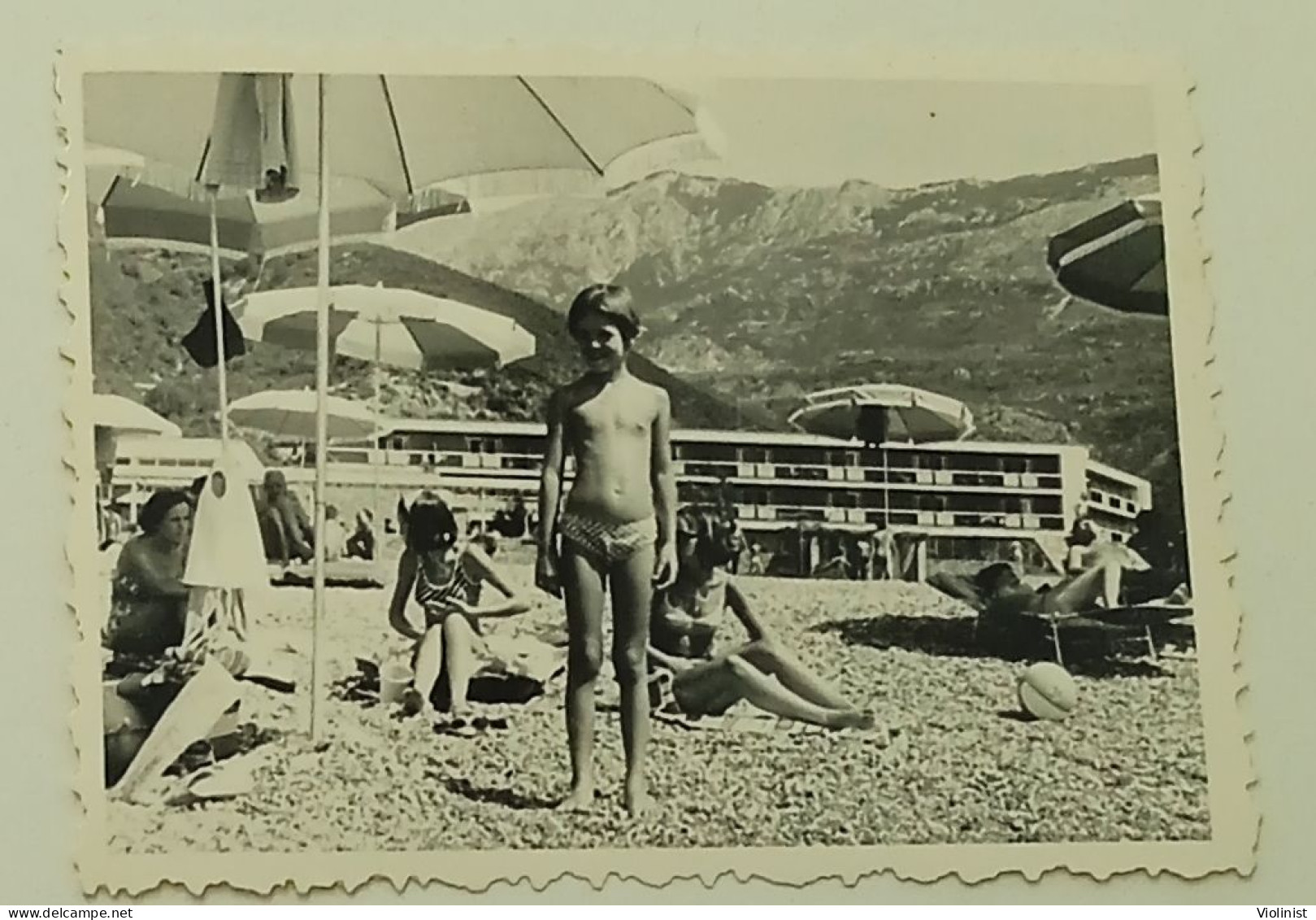 On The Beach With Umbrellas - Personas Anónimos