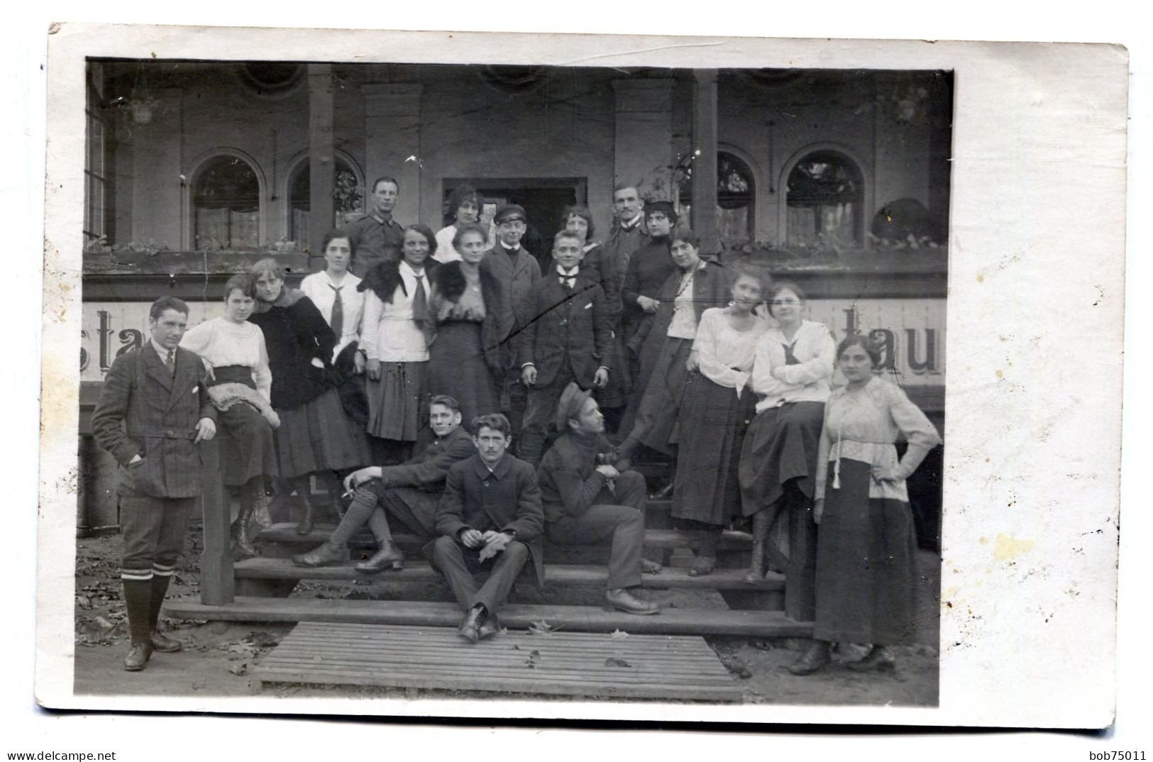 Carte Photo D'une Famille élégante Posant Sur Les Escalier De Leurs Restaurant Vers 1920 - Personnes Anonymes