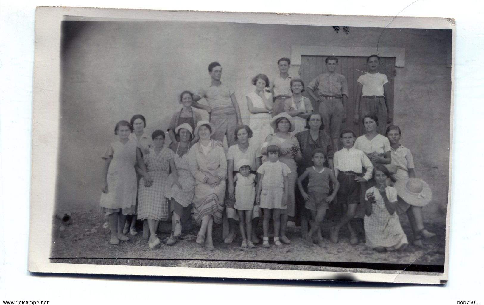 Carte Photo D'une Famille élégante Posant Dans La Cour De Leurs Maison Vers 1930 - Persone Anonimi