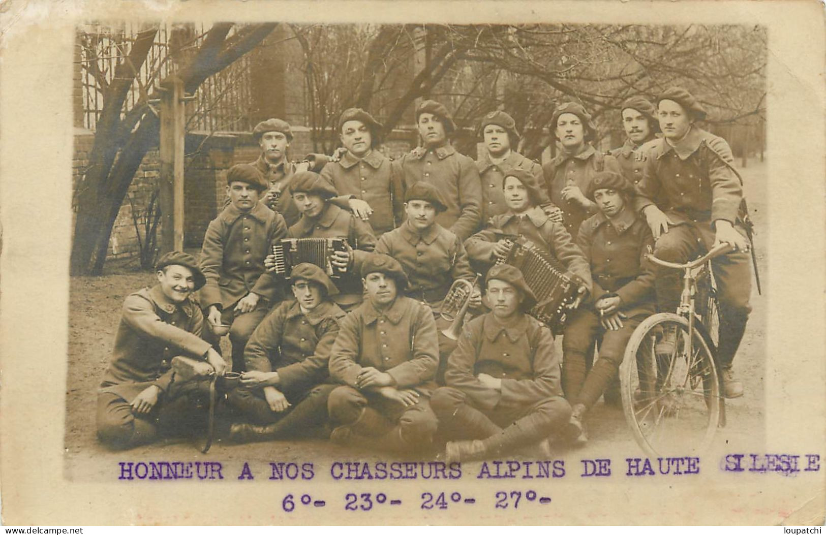 CARTE PHOTO MILITAIRES HONNEURS A NOS CHASSEURS ALPINS DE HAUTE SILESIE ( CYCLISTE ACCORDEON ...) - Pologne