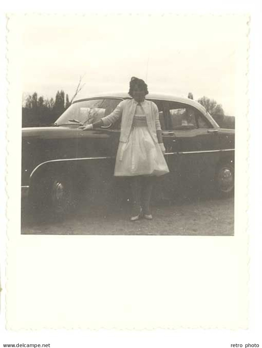 Photo Jeune Femme Devant Automobile Américaine - Auto's
