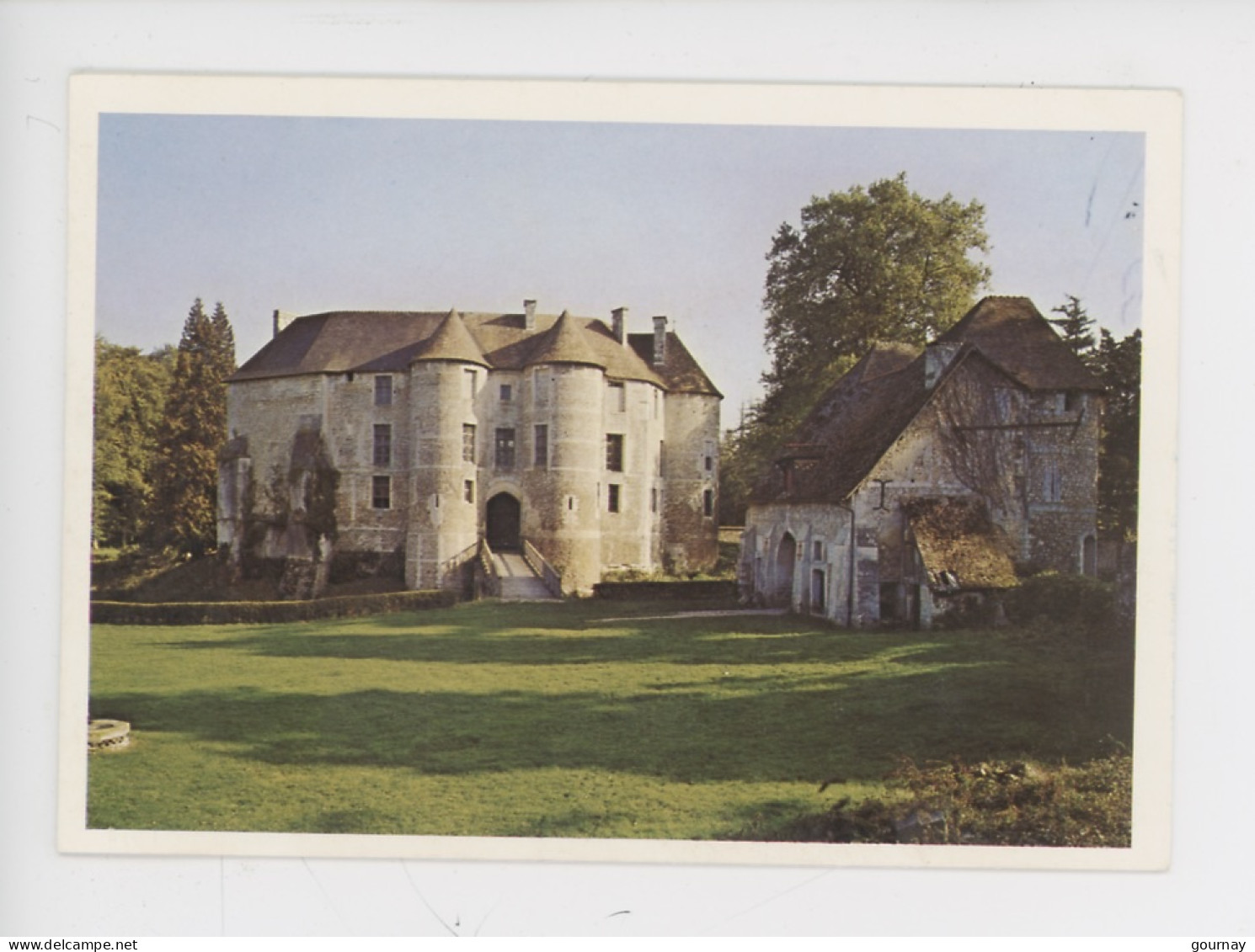 Château D'Harcourt MHC Domaine De L'Académie D'Agriculture De France, Vue Façade Médiévale (cp Double Vierge) - Autres & Non Classés