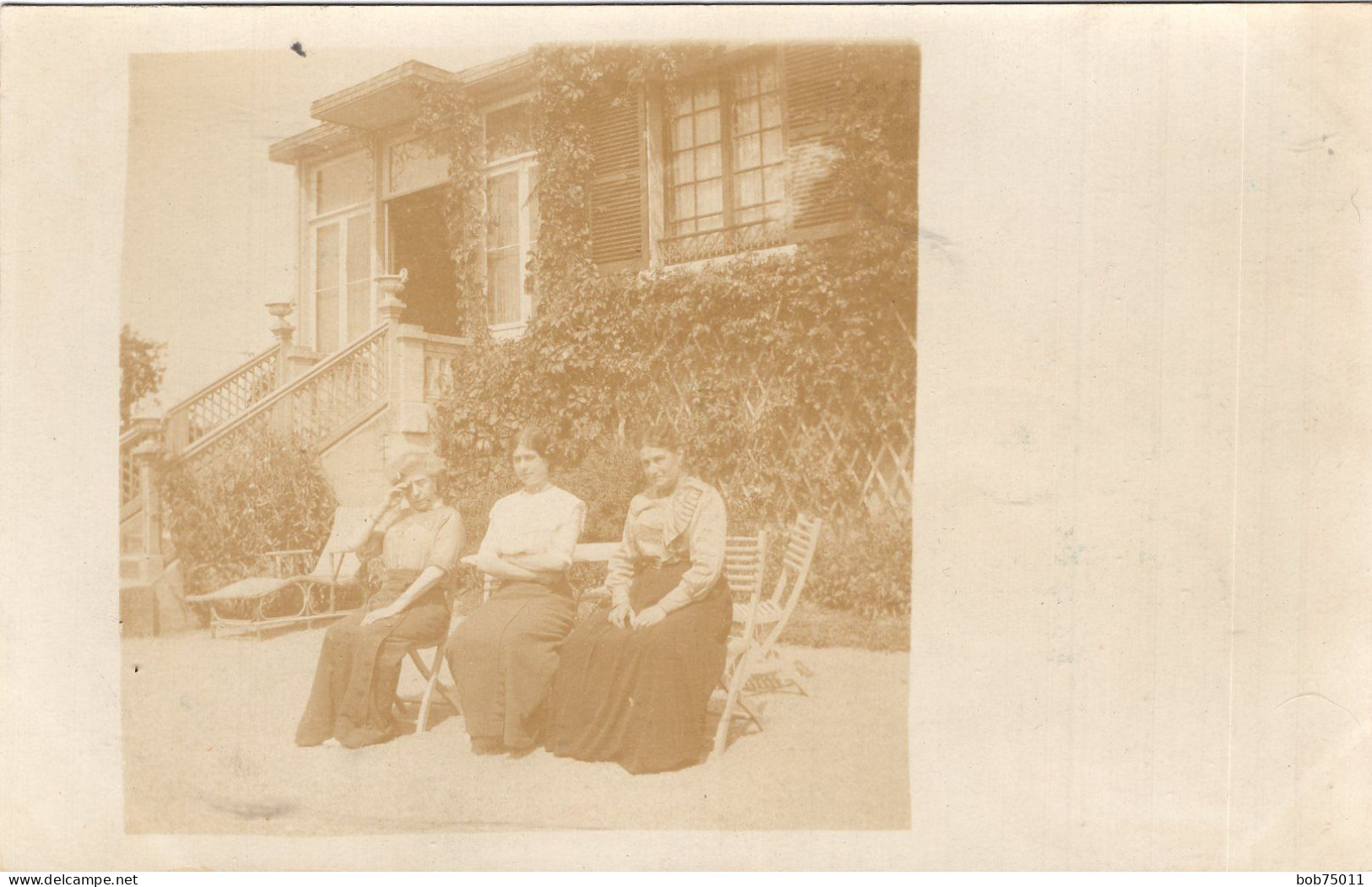 Carte Photo De Trois Femmes élégante Posant Assise Devant Leurs Maison Vers 1910 - Anonymous Persons
