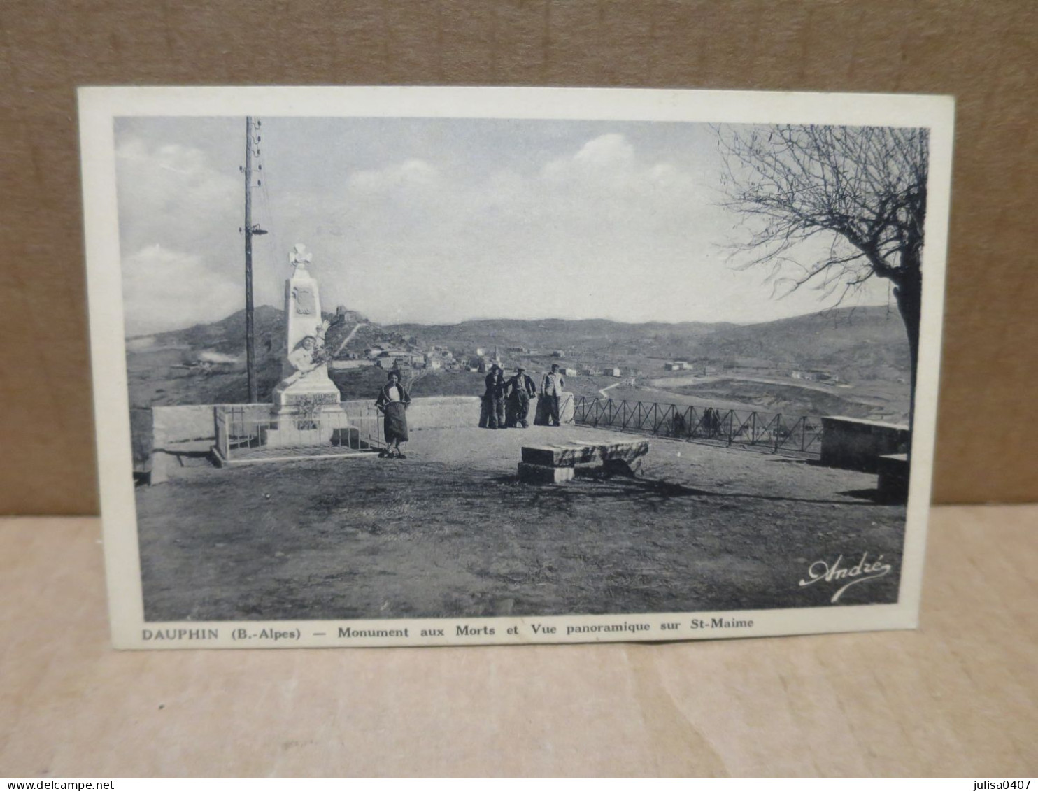 DAUPHIN (04) Monument Aux Morts Et Vue Panoramique Sur Saint Maime - Other & Unclassified