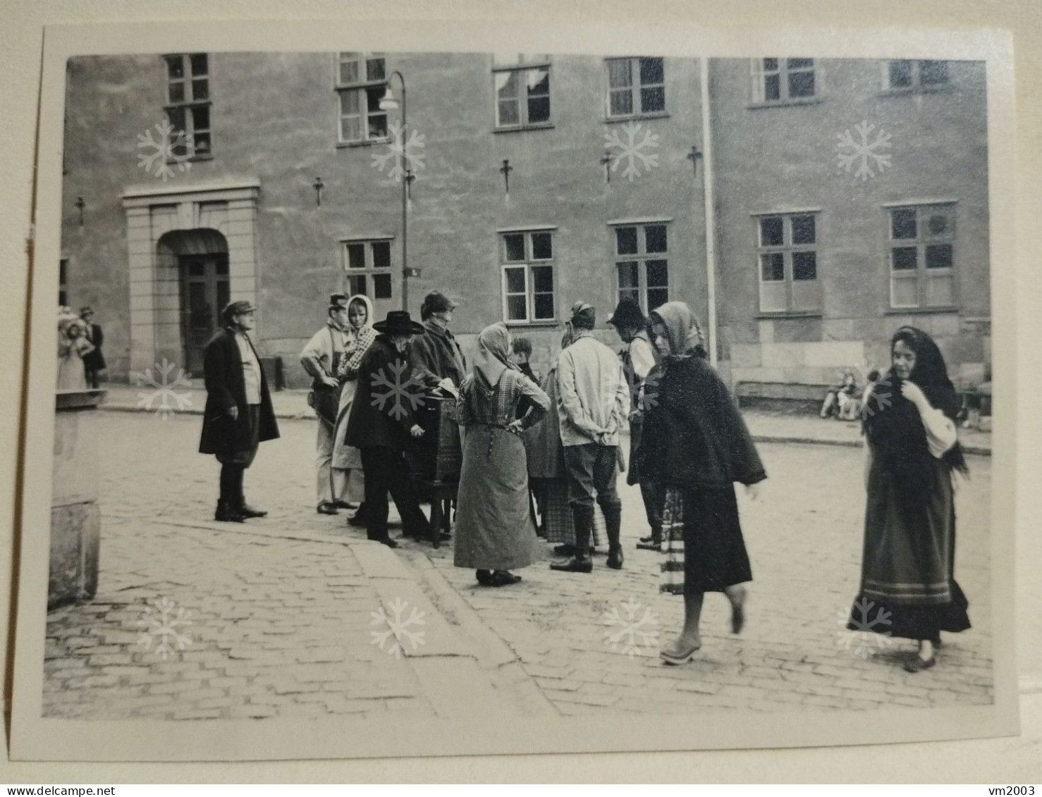 Sweden Photo STOCKHOLM 1963. People In Ethnic Dress. Street Vendor Or Barrel Organ ? To Identify. 100x73 Mm - Europe