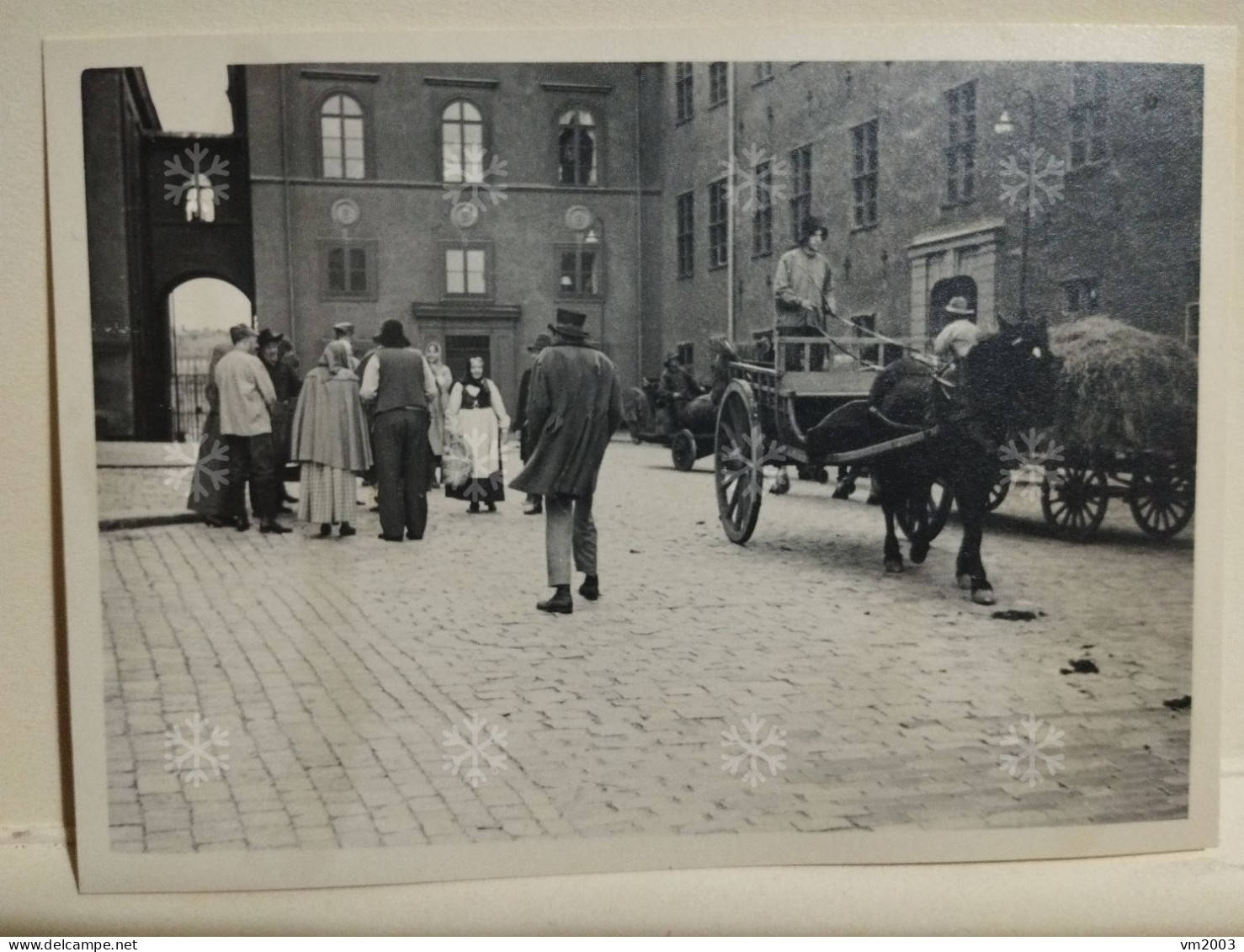 Sweden Photo STOCKHOLM 1963. People In Ethnic Dress. Carriage,  Street Vendor Or Barrel Organ ? To Identify. 100x73 Mm - Europa