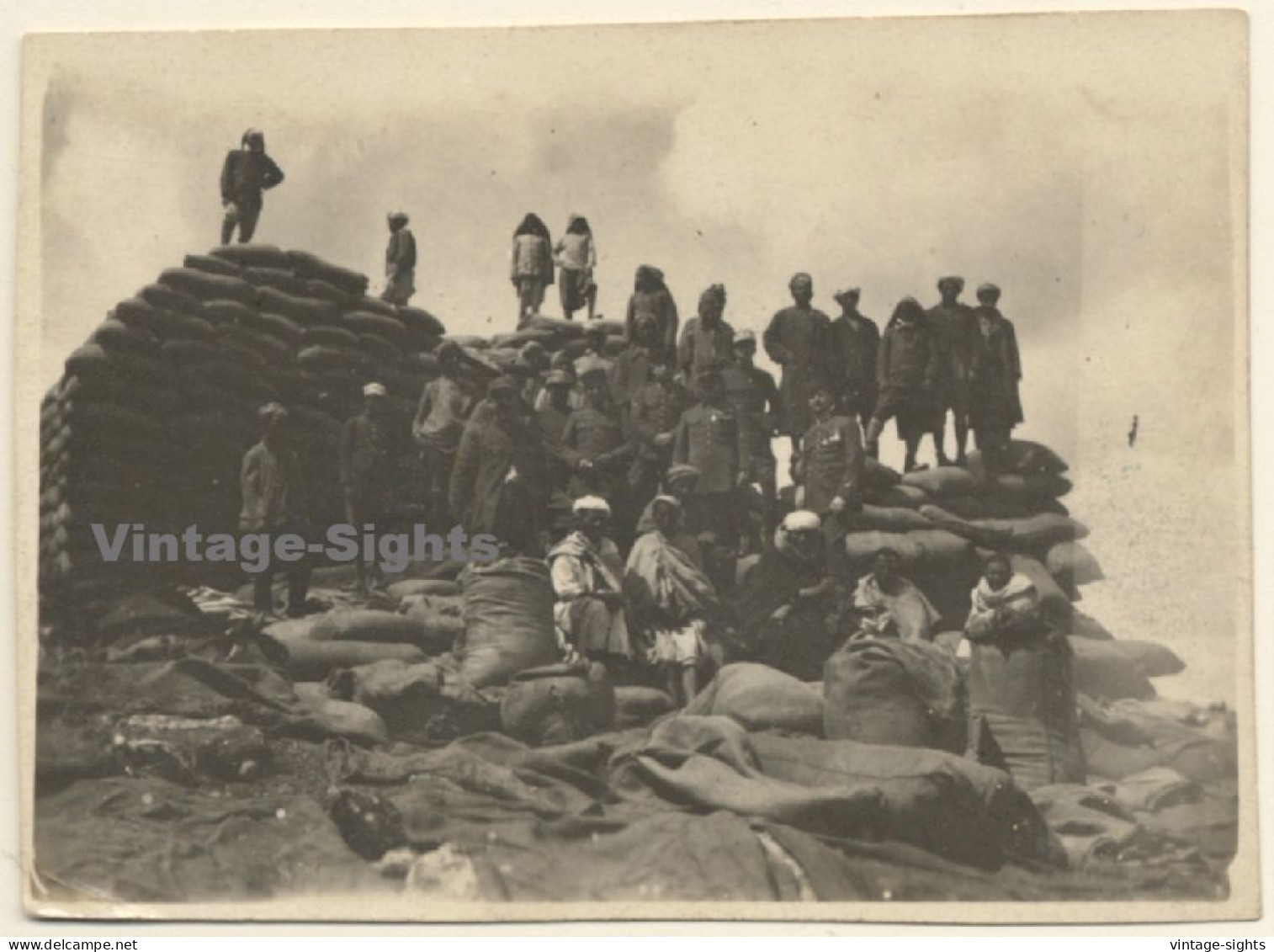 Algeria?: French Colonial Soldiers & Locals At Sandbag Defensive Position (Vintage Photo 1921) - War, Military