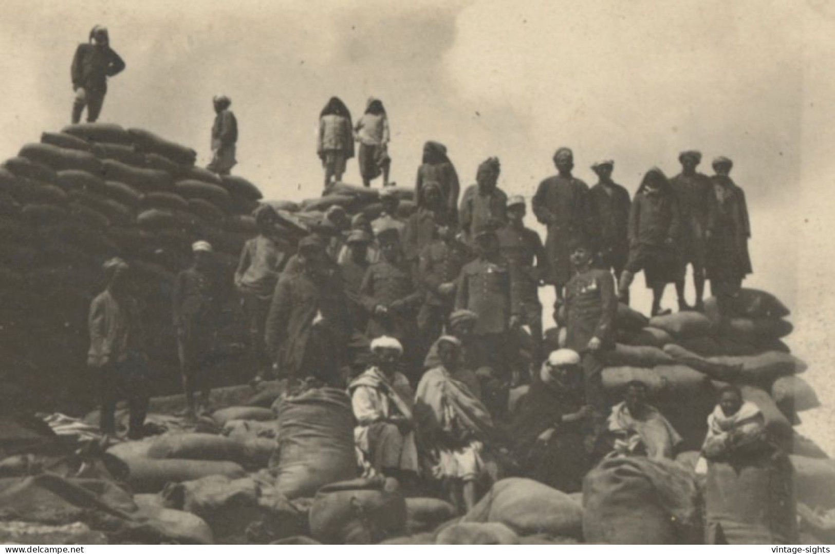 Algeria?: French Colonial Soldiers & Locals At Sandbag Defensive Position (Vintage Photo 1921) - Guerra, Militares