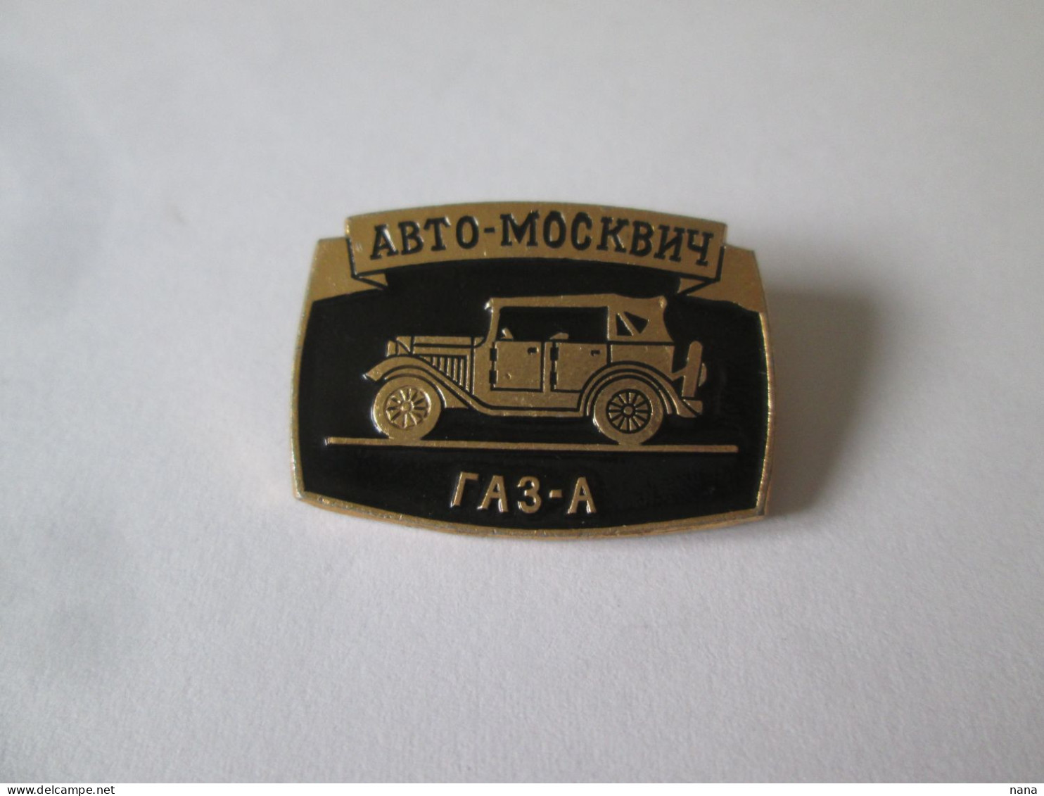 Insigne Russe Vers 1970 Avec Voiture Moskvich:GAZ-A/Russian Badge 1970s With Moskvich Car:GAZ-A,size=27x20 Mm - Autres & Non Classés