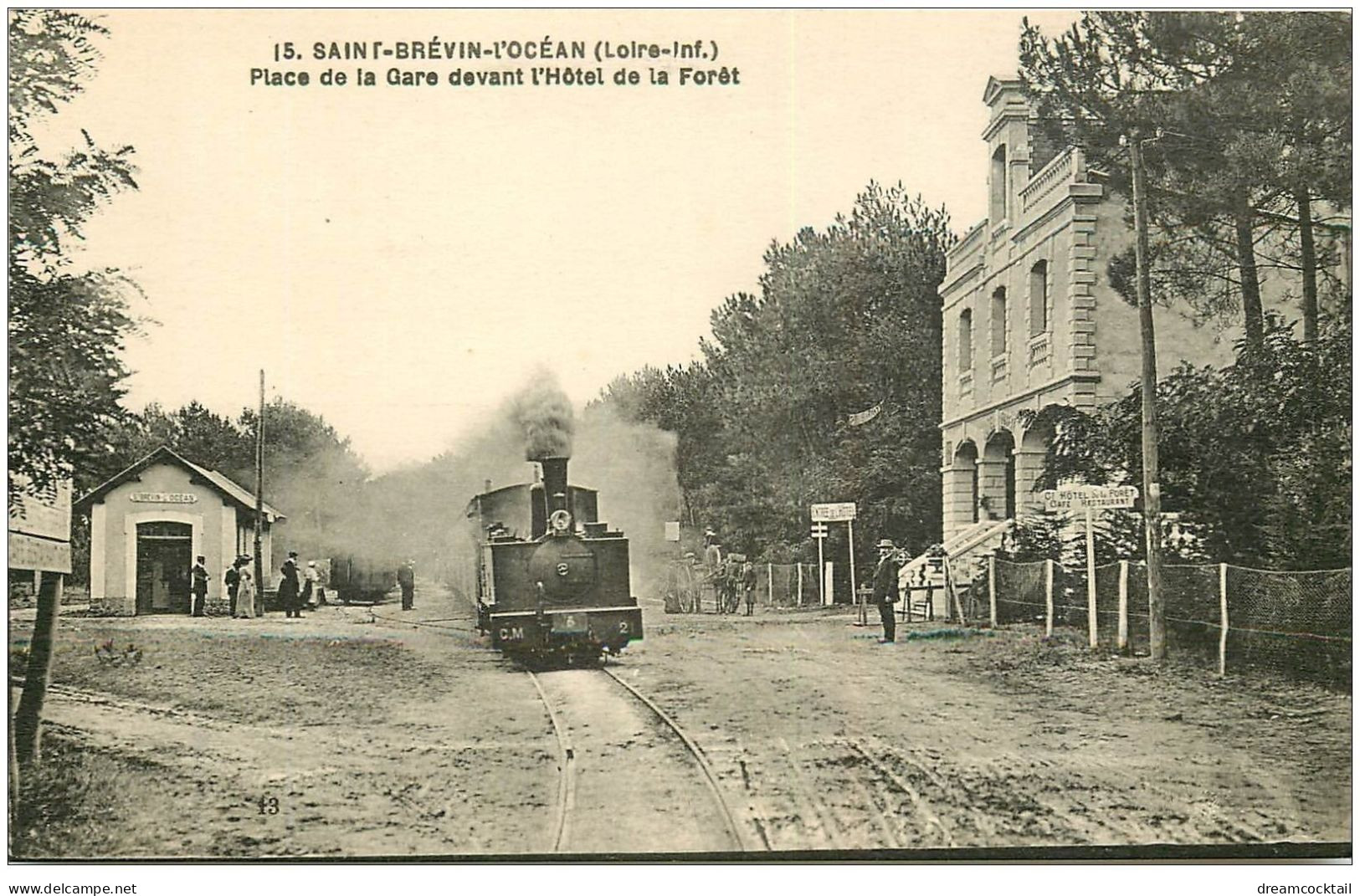 44 SAINT-BREVIN-L'OCEAN. Locomotive Place De La Gare Et Hôtel De La Forêt - Saint-Brevin-l'Océan