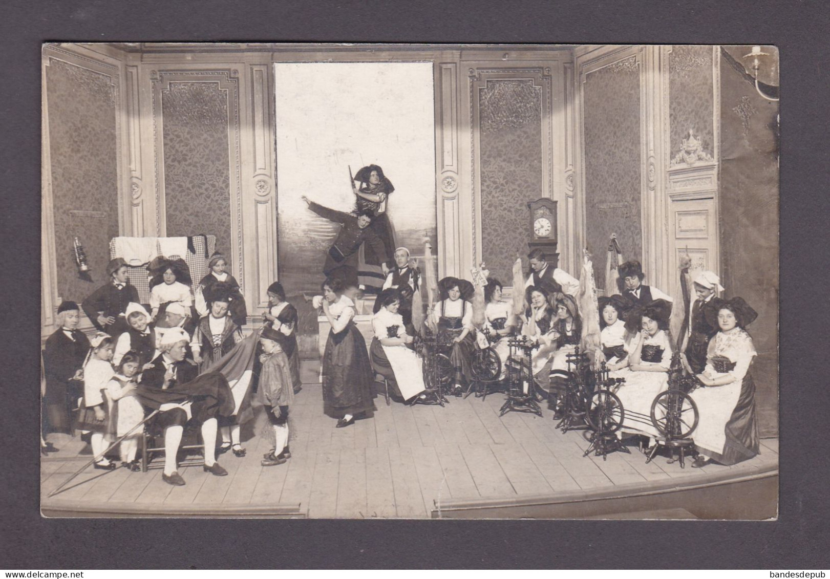 Carte Photo Belfort Theatre Scene Tableau Alsaciennes Rouet Coiffe Alsacienne Enfants Militaire Drapeau Costume (  3871) - Belfort - Stadt