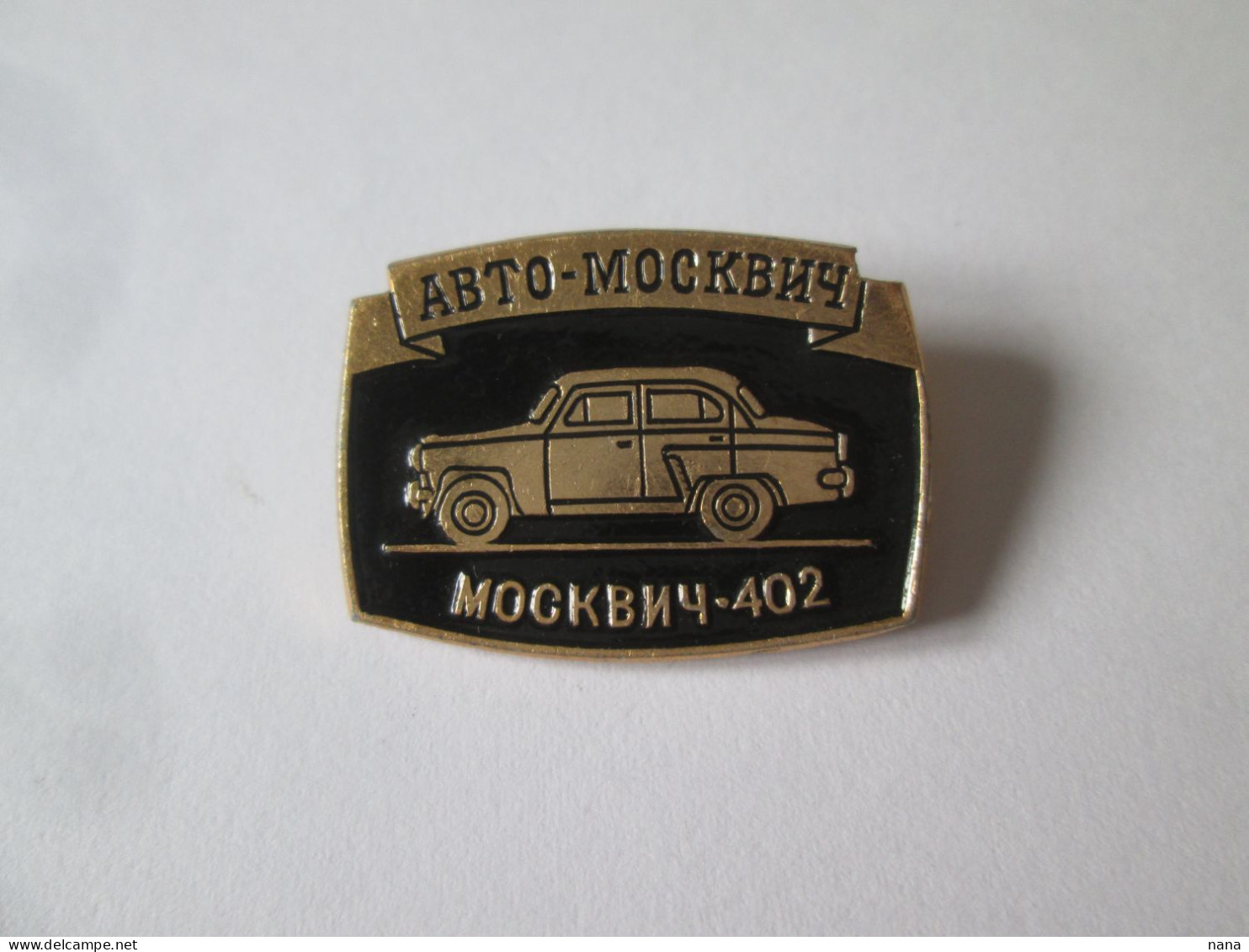 Insigne Russe Vers 1970 Avec Voiture Moskvich 402/Russian Badge 1970s With Moskvich 402 Car,size=27x20 Mm - Altri & Non Classificati