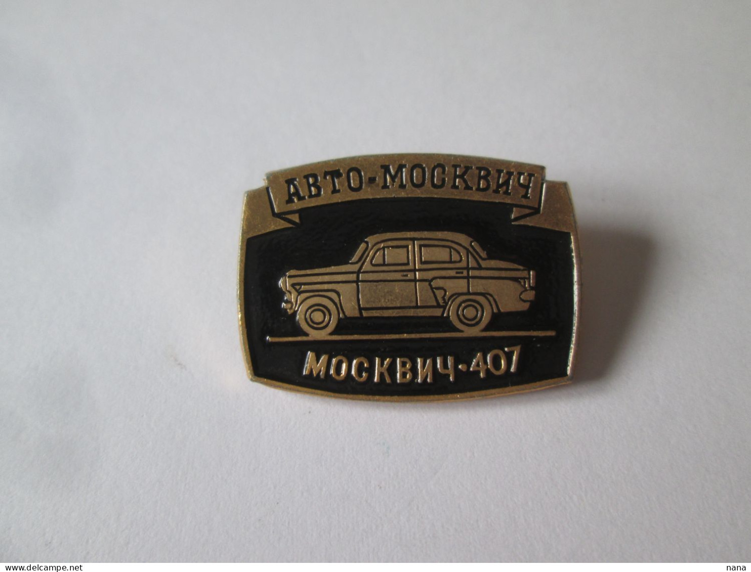 Insigne Russe Vers 1970 Avec Voiture Moskvich 407/Russian Badge 1970s With Moskvich 407 Car,size=27x20 Mm - Andere & Zonder Classificatie