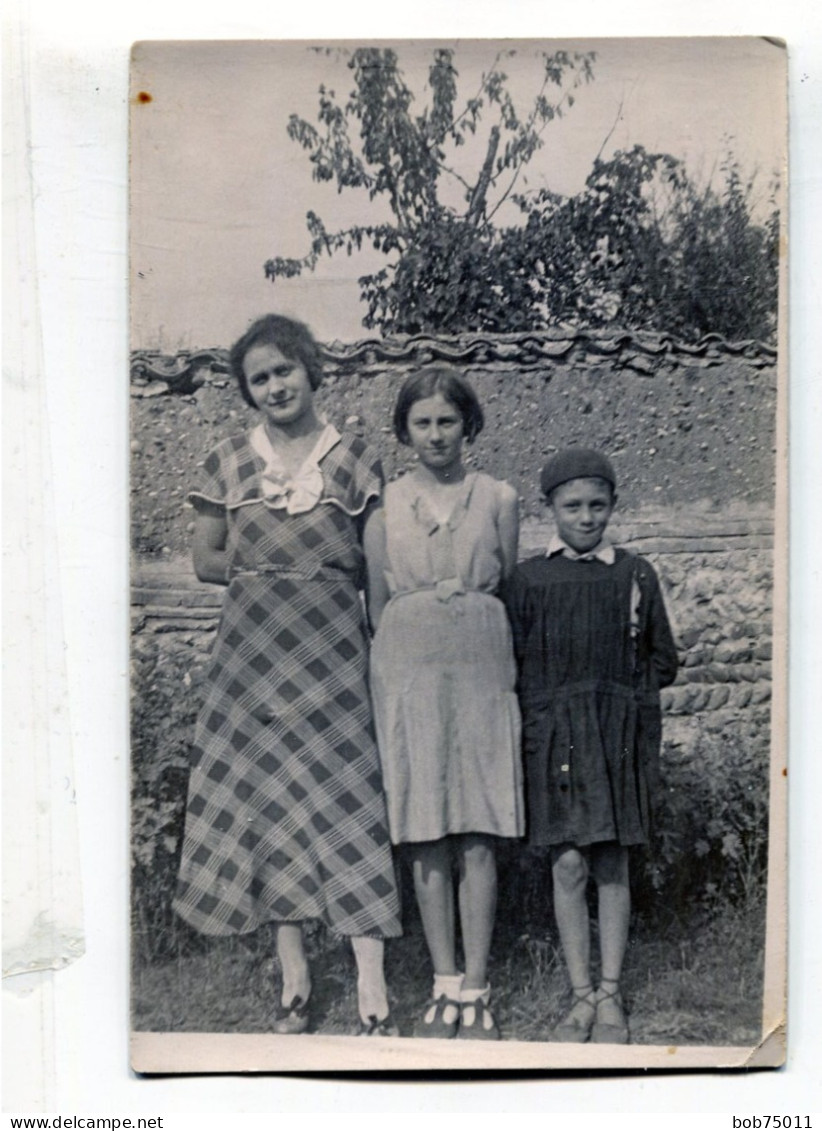 Carte Photo D'une Femme élégante Avec Sa Jeune Fille Et Sont Jeune Garcon Dans Leurs Jardin Vers 1930 - Anonymous Persons