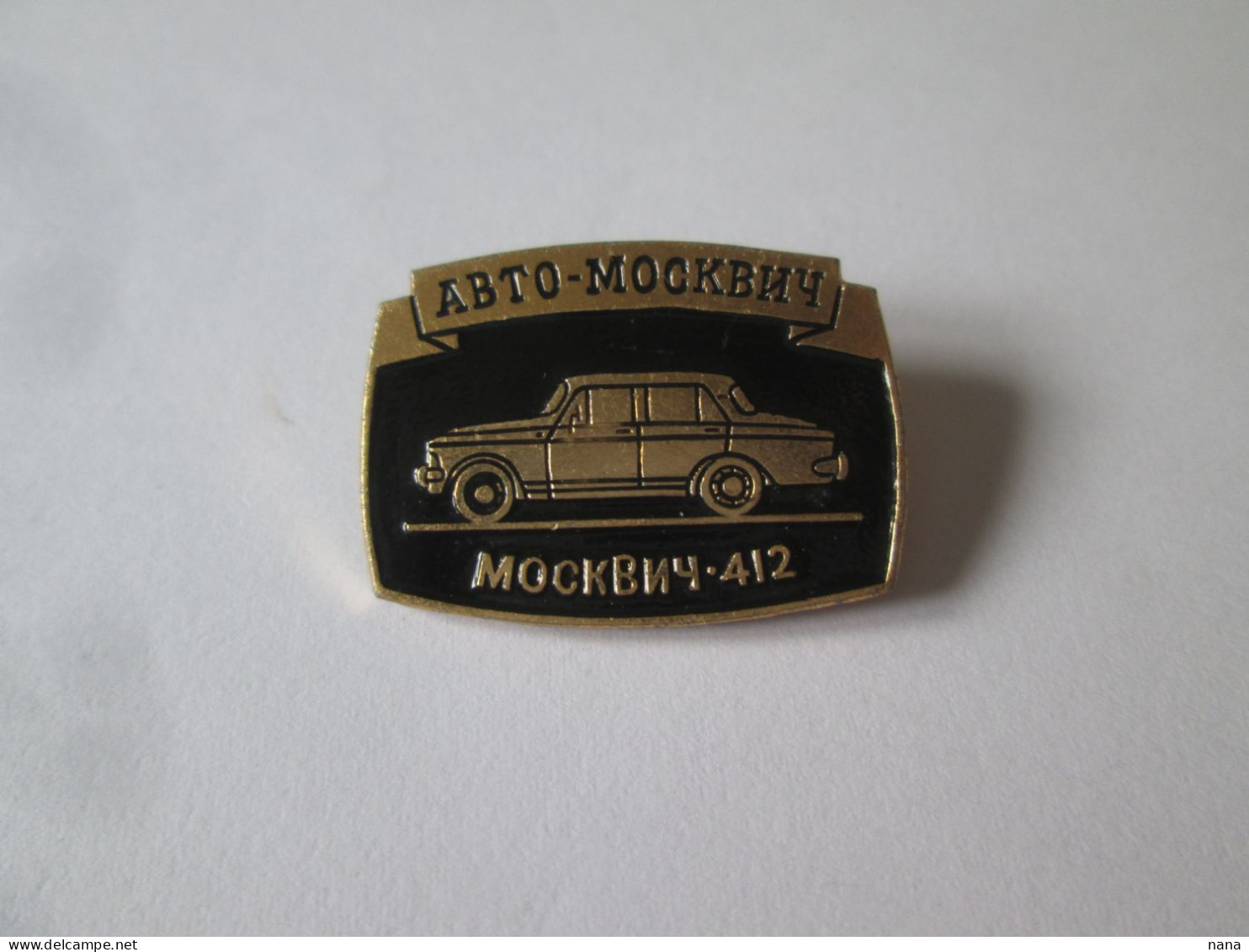 Insigne Russe Vers 1970 Avec Voiture Moskvich 408/Russian Badge 1970s With Moskvich 408 Car,size=27x20 Mm - Autres & Non Classés