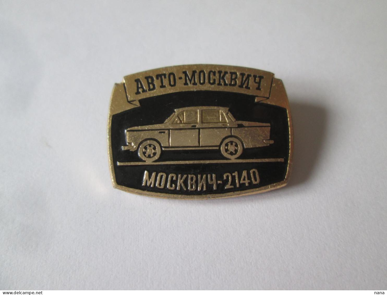 Insigne Russe Vers 1970 Avec Voiture Moskvich 2140/Russian Badge 1970s With Moskvich 2140 Car,size=27x20 Mm - Altri & Non Classificati