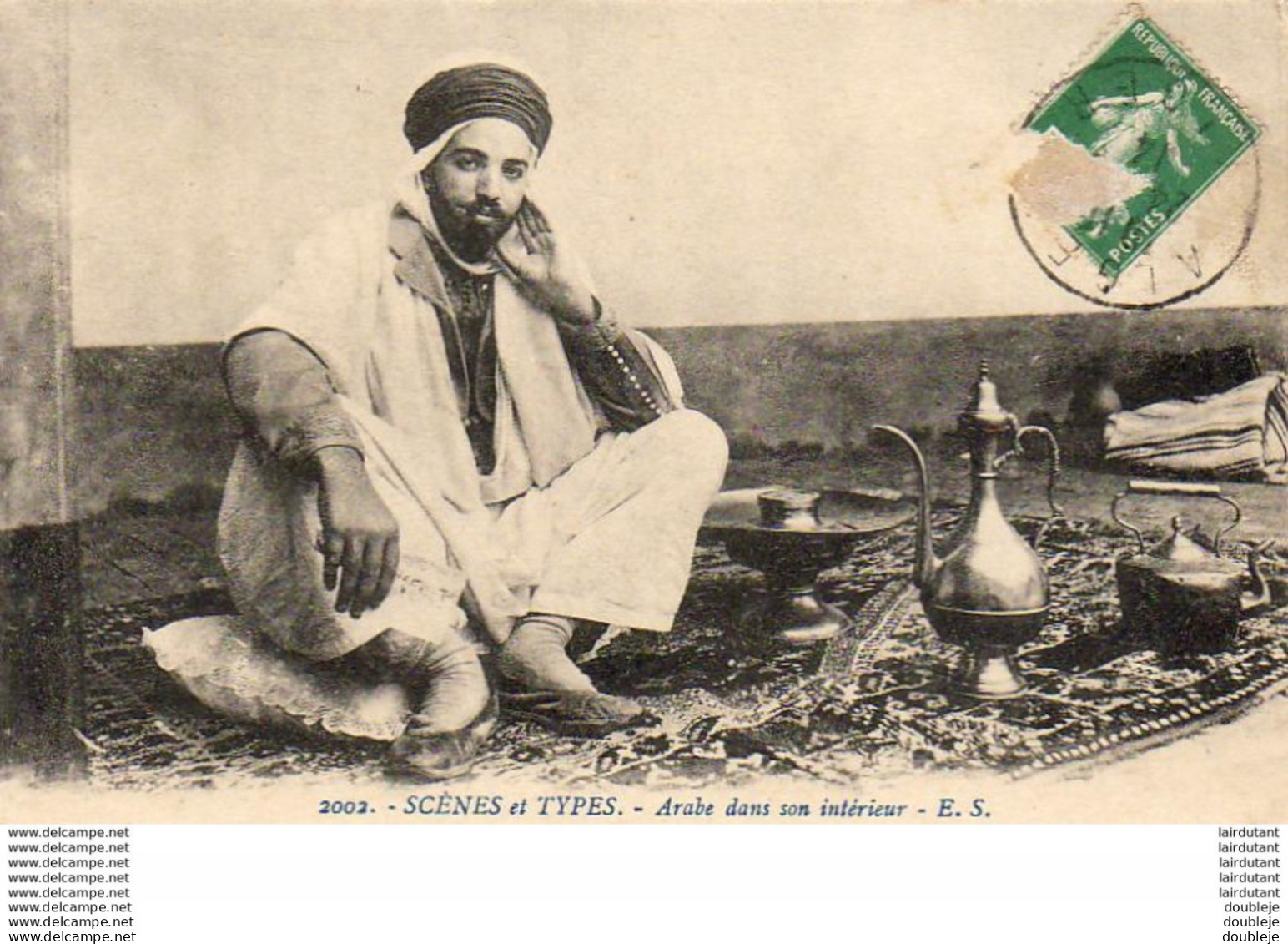 ALGERIE  SCENES ET TYPES  Arabe Dans Son Intérieur  ..... ( Ref FA1434 ) - Escenas & Tipos