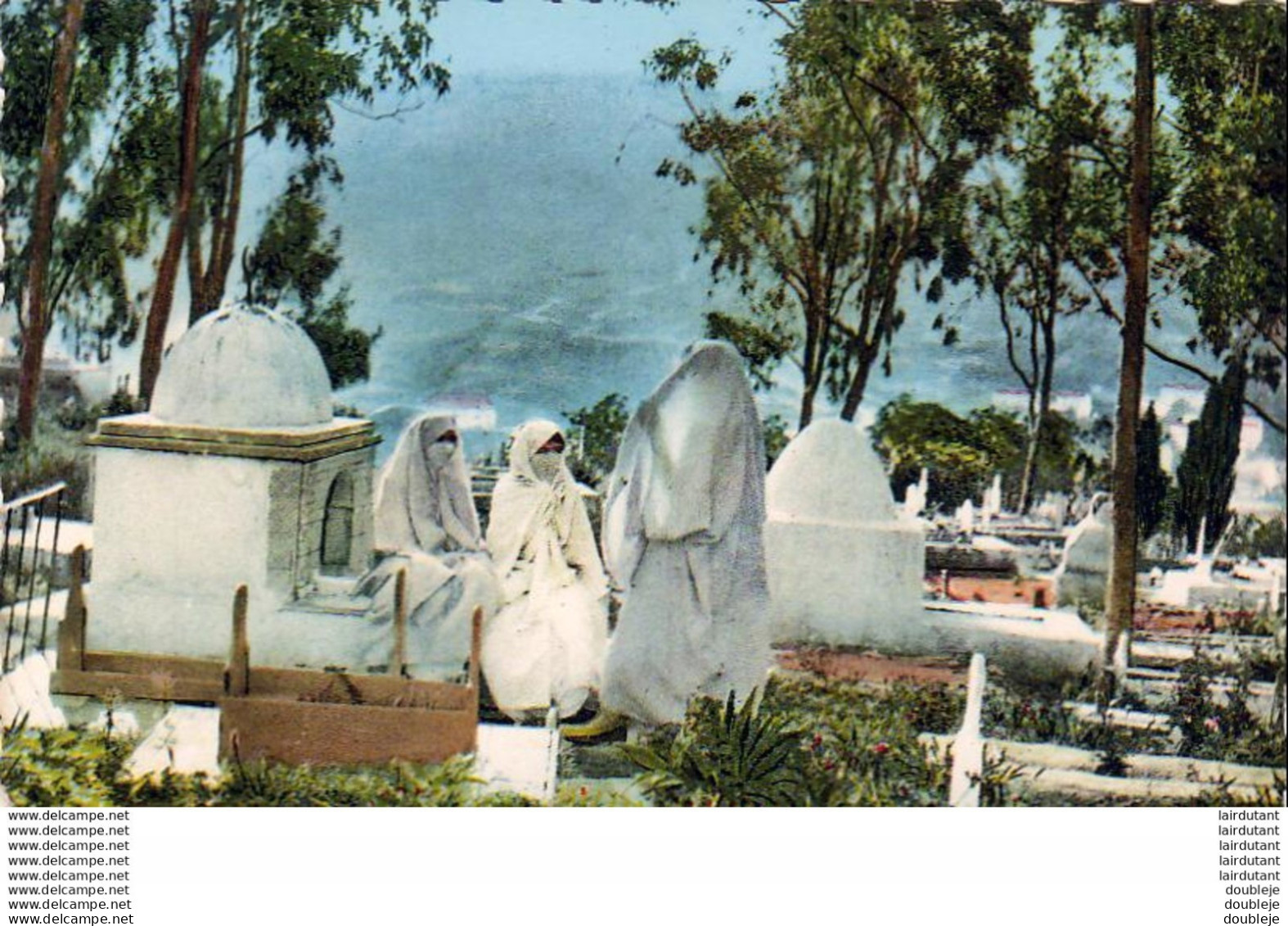 ALGERIE  SCENES ET TYPES  Mauresques Au Cimetière  ..... ( Ref FA1677 ) - Femmes