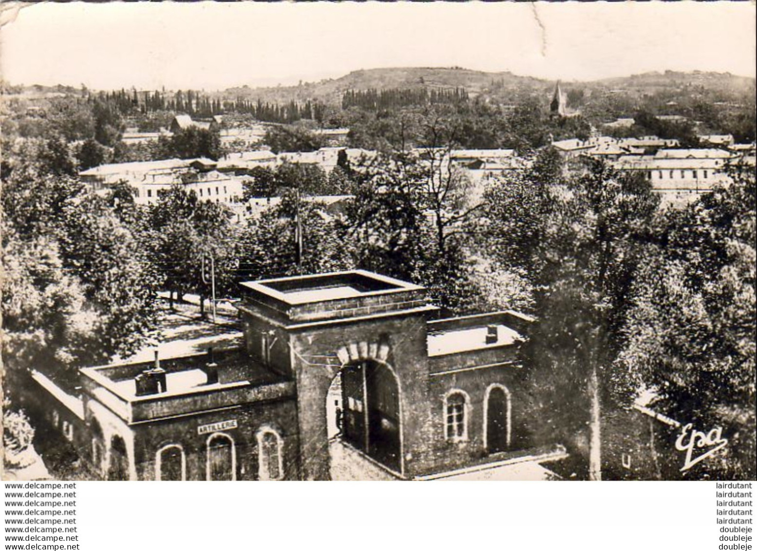 ALGERIE  MEDEA  Vue Générale Et La Caserne    (des Spahis ?) - Médéa