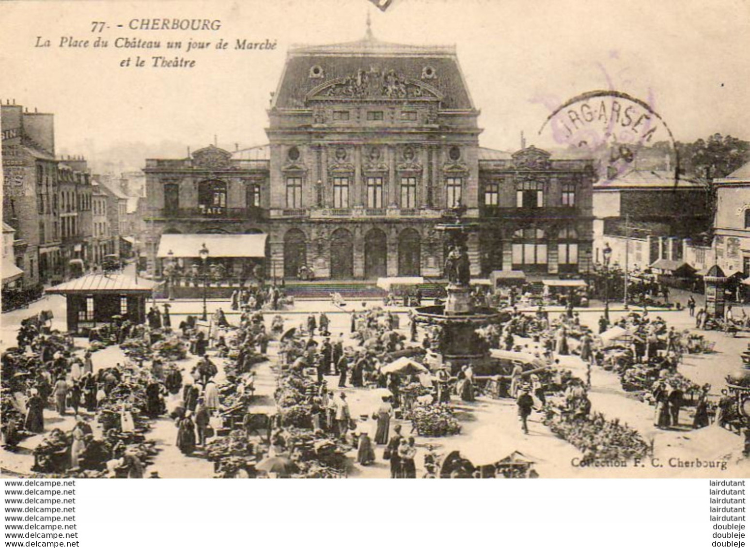 D50  CHERBOURG  La Place Du Château Un Jour De Marché Et Le Théatre - Cherbourg