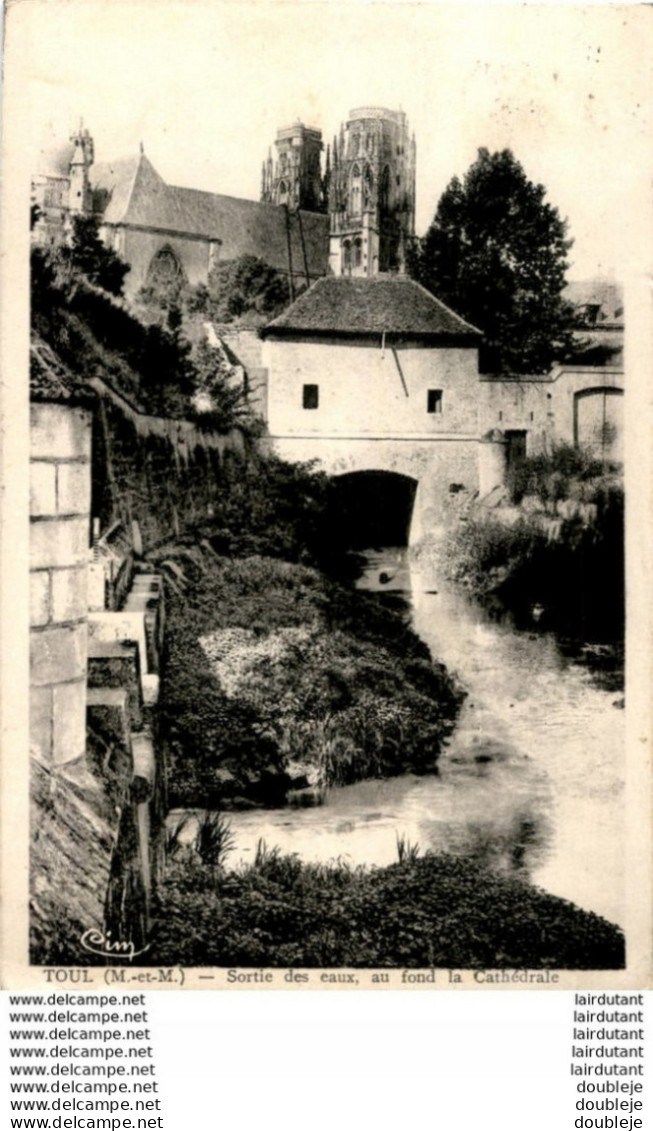 D54  TOUL  Sortie Des Eaux, Au Fond La Cathédrale   ..... - Toul