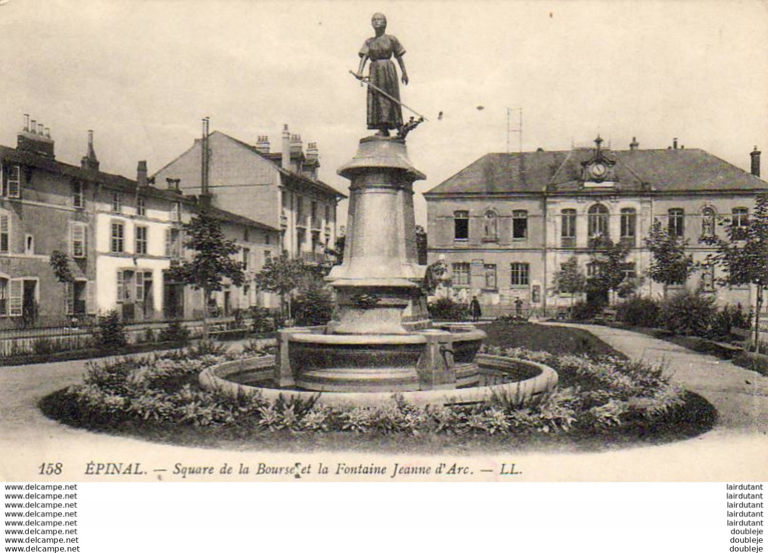 D88  EPINAL  Square De La Bourse Et La Fontaine Jeanne D'Arc  ..... - Epinal