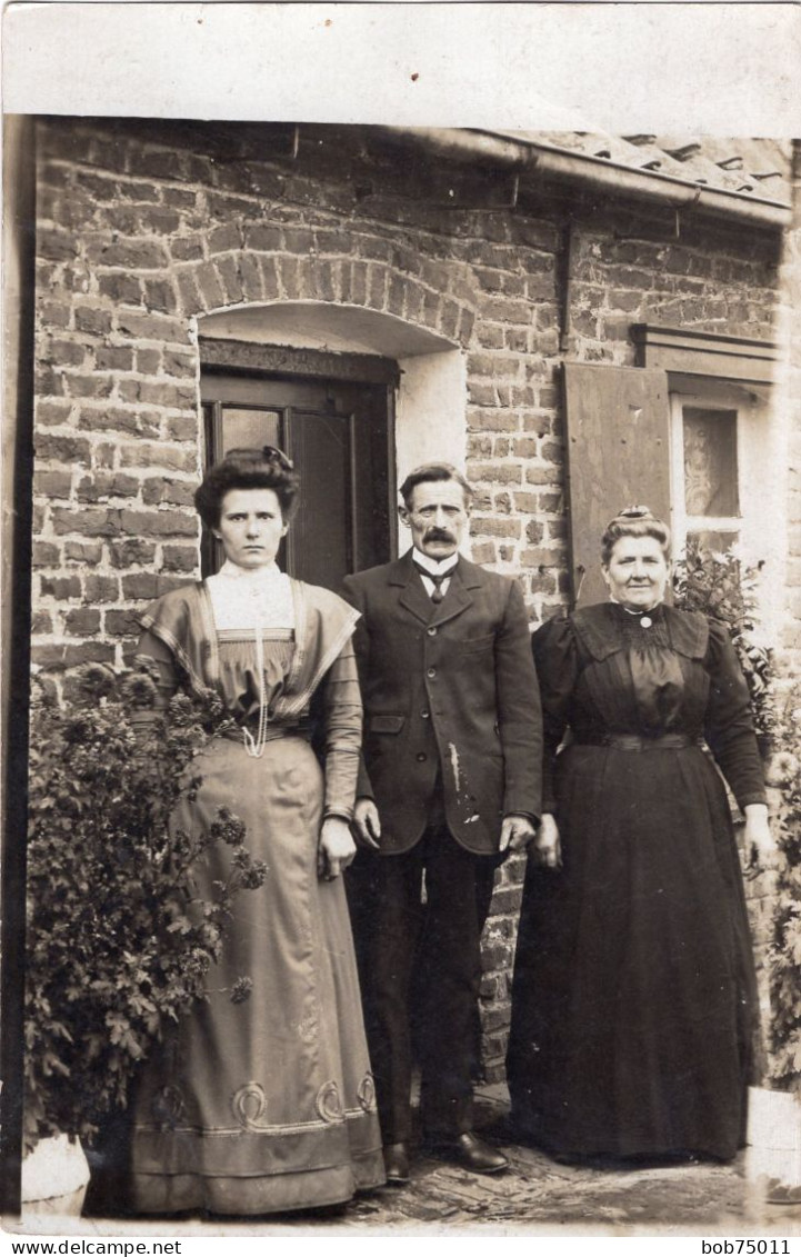 Carte Photo D'un Homme Et Deux Femmes élégante Posant Devant L'entré De Leurs Maison Vers 1915 - Persone Anonimi