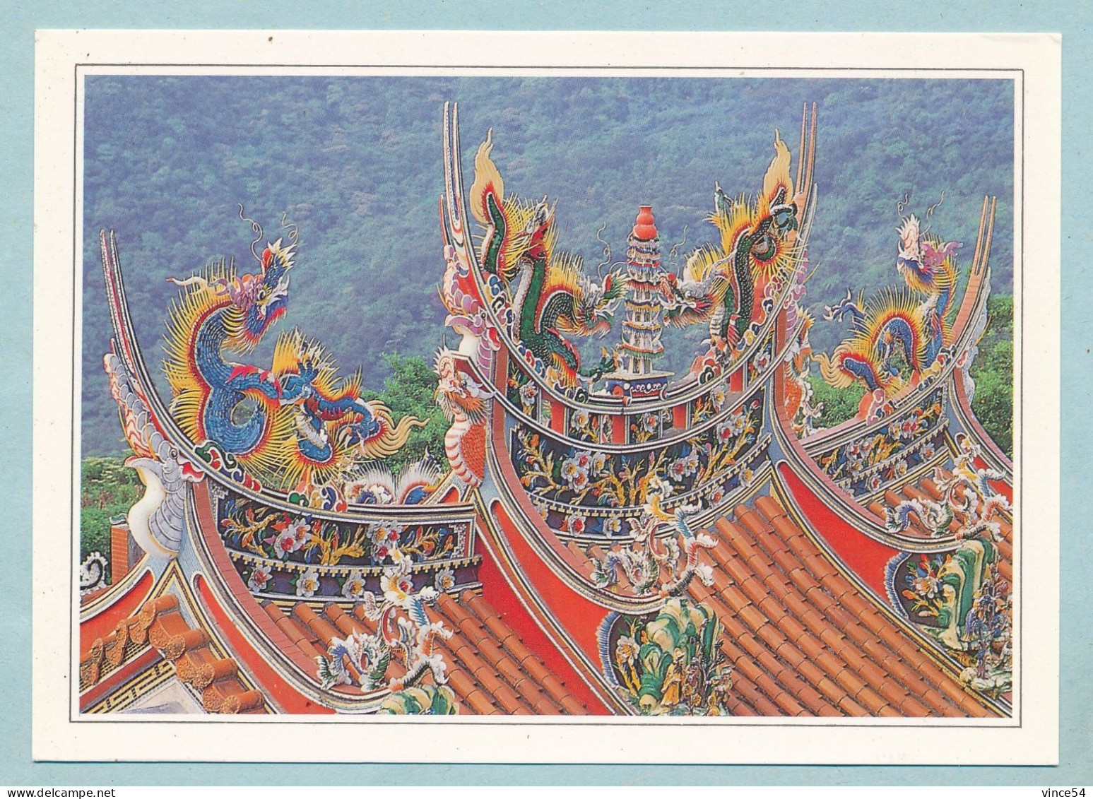 Flying Dragon On The Temple Is Showing Great Pleasure - Chine