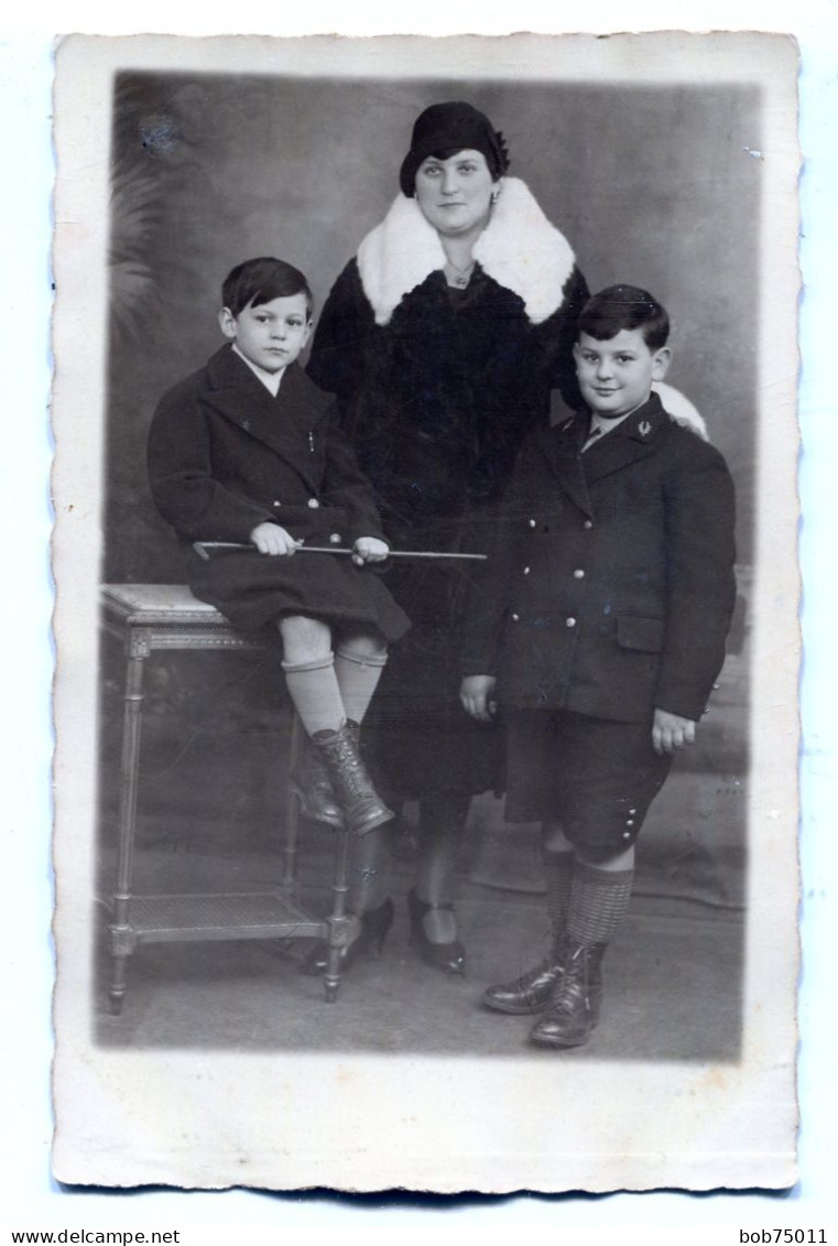 Carte Photo D'une Femme élégante Avec Ces Deux Jeune Fils élégant Dans Un Studio Photo Vers 1930 - Personas Anónimos