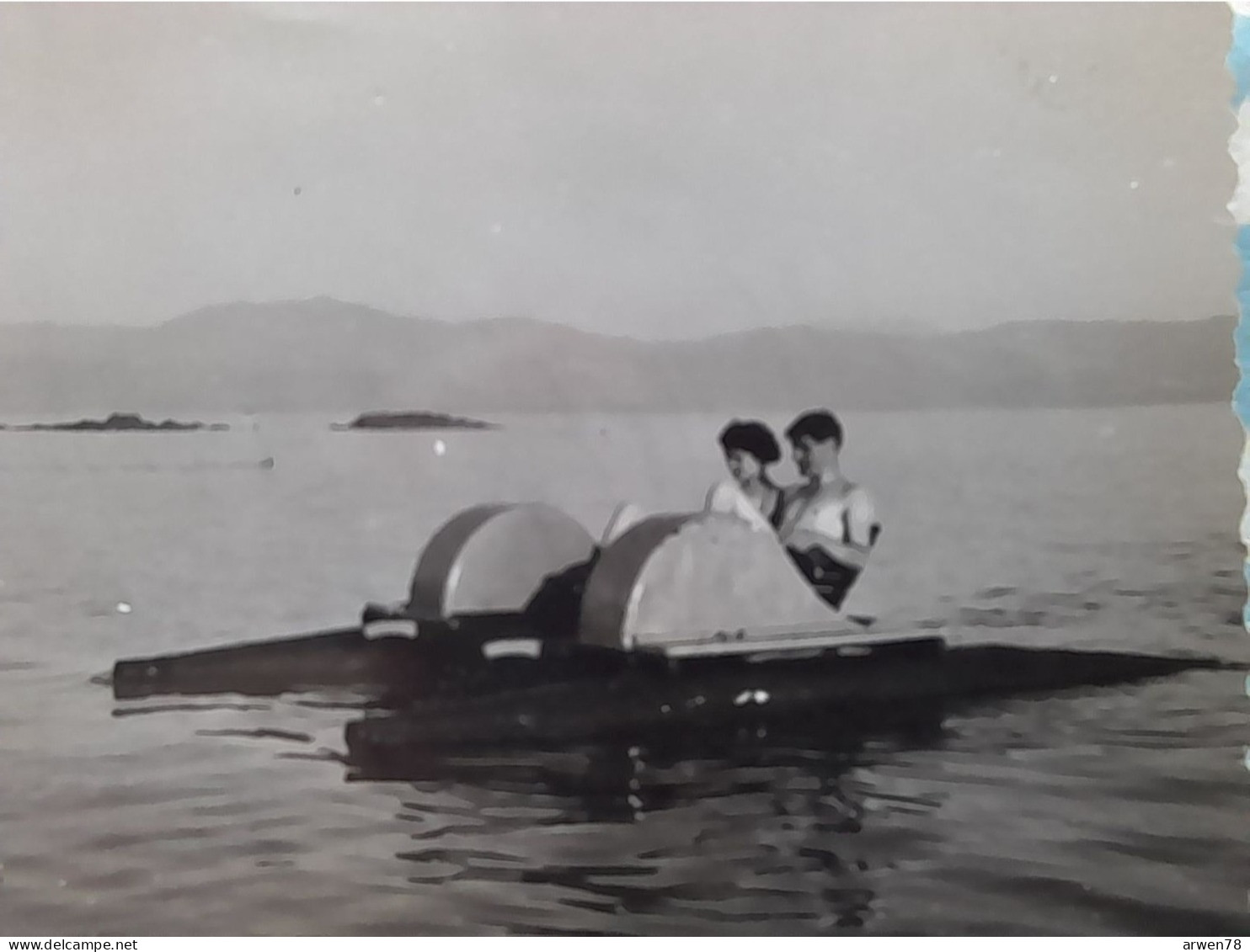 PHOTO UN COUPLE SUR UN PEDALO ( A Situer ) - Barche