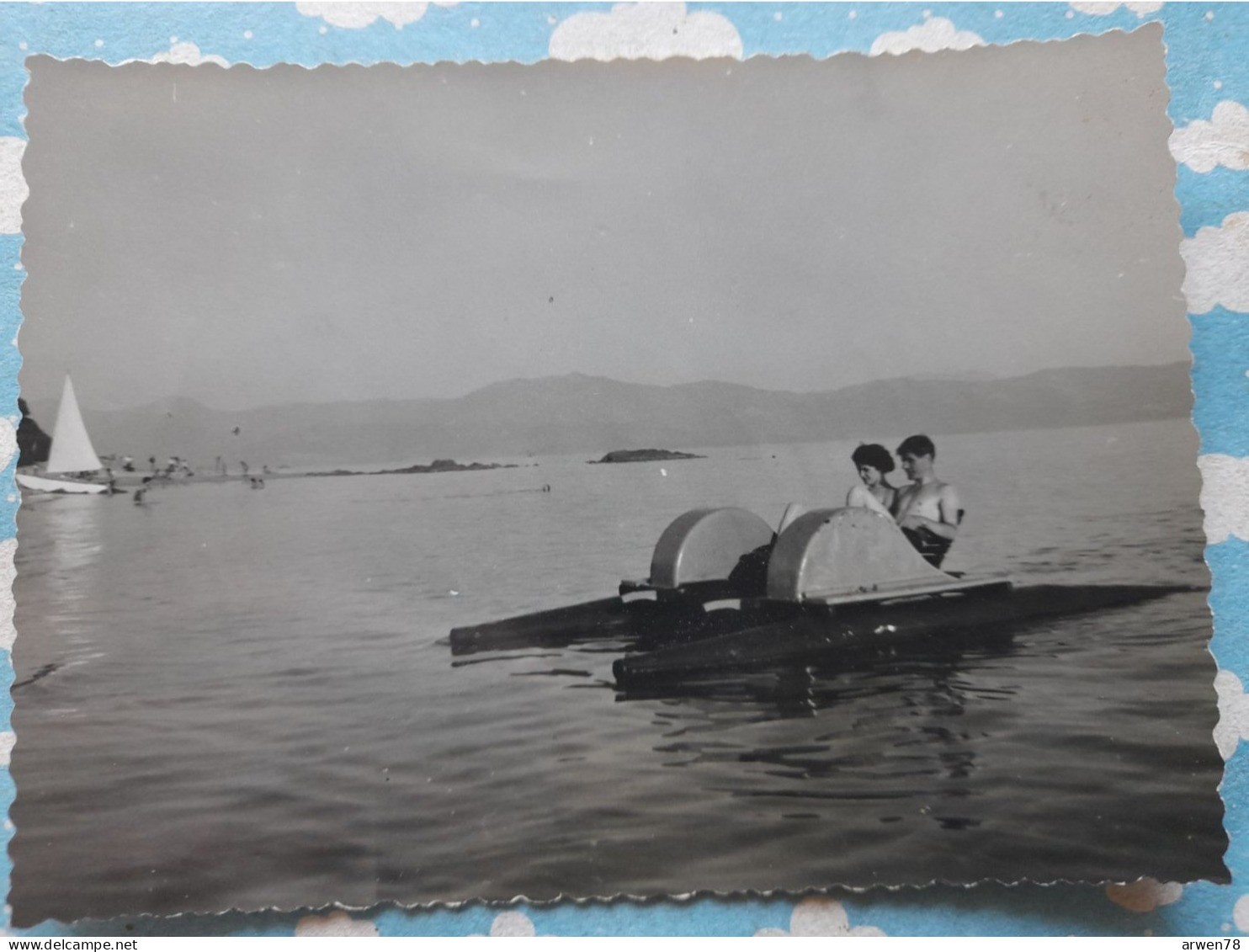 PHOTO UN COUPLE SUR UN PEDALO ( A Situer ) - Barcos