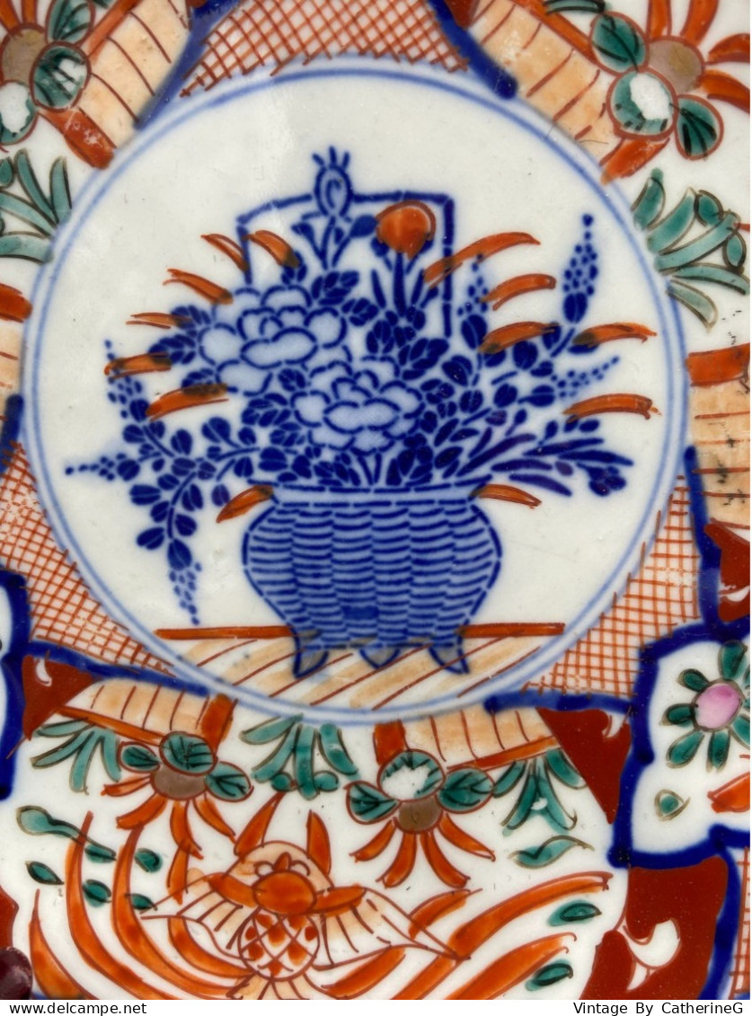 IMARI Assiette Ancienne Porcelaine Japonaise Diam 21cm 3 Panneaux Bleu Rouge Floral   #nippon #porcelaine - Art Asiatique