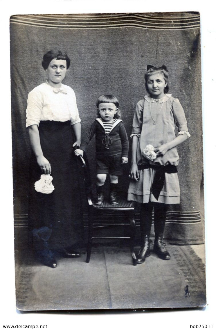 Carte Photo D'une Femme élégante Avec Sa Jeune Fille Et Sont Petit Garcon Dans Un Studio Photo Vers 1915 - Persone Anonimi