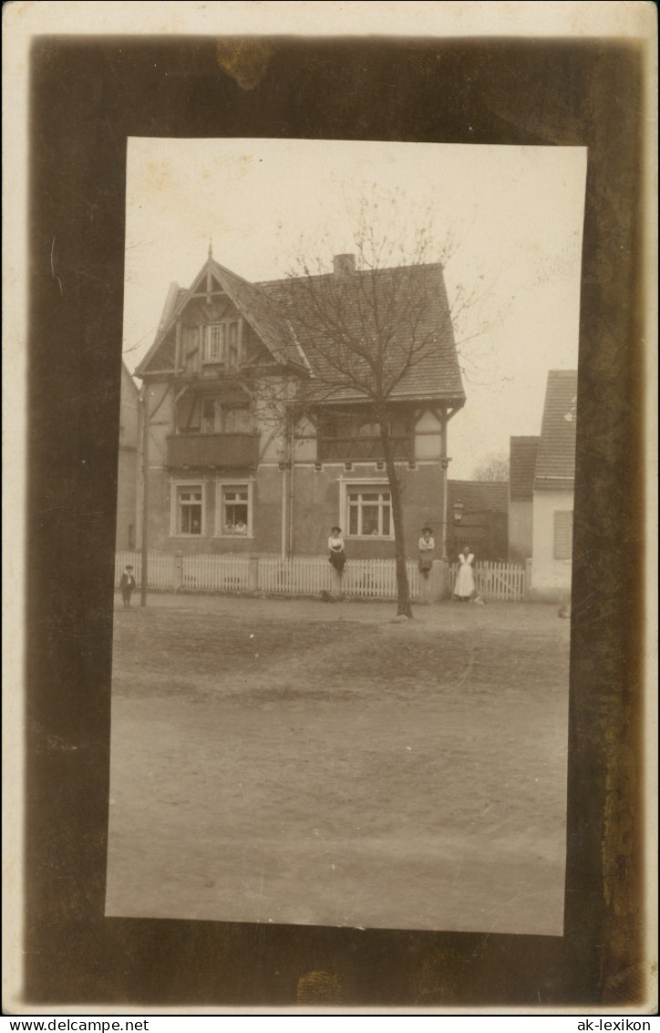 Ansichtskarte  Frauen Und Kinder Vor Privathaus 1913 - To Identify