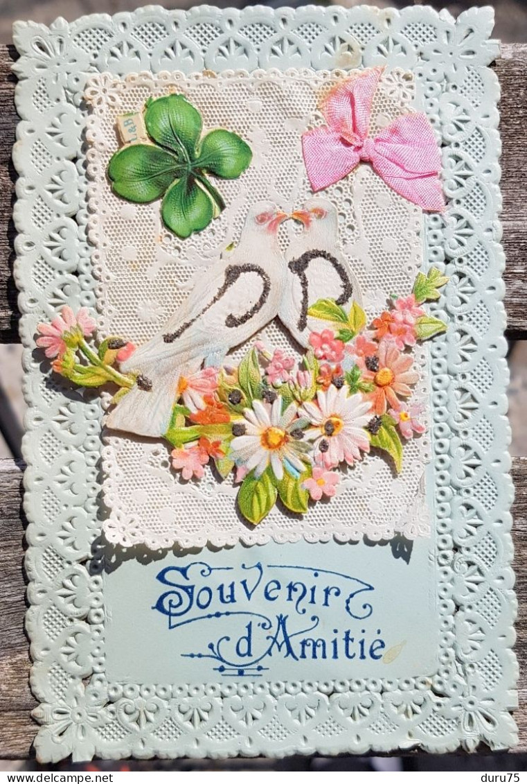 CPA Fantaisie * Bords Support Ajourés Chromos Sur Papier Dentelle Souvenir D'Amitié Colombes Trèfle Fleurs Ruban Tissu - Autres & Non Classés