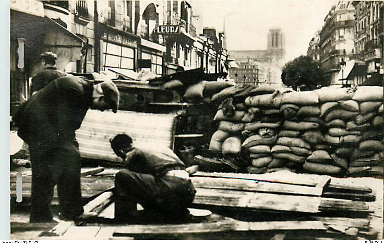 75* PARIS  LIBERATION -  Barricade  RL04 .0610 - Oorlog 1939-45