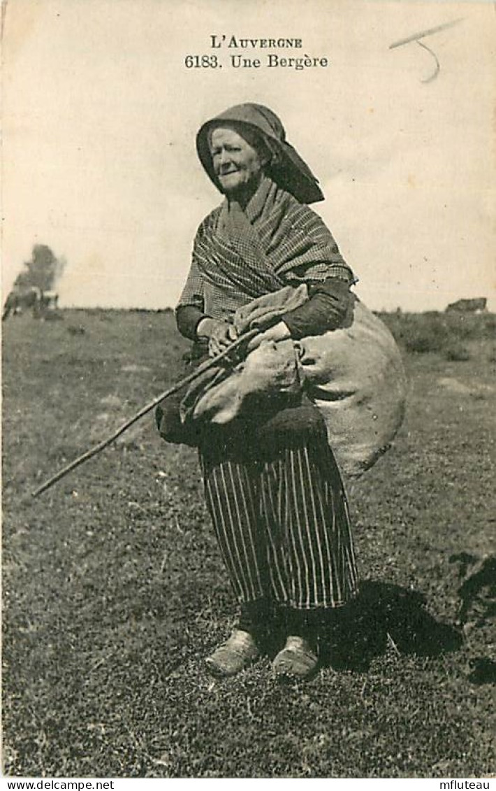 63* AUVERGNE   Une Bergere (vieille)  RL05.1269 - Costumes