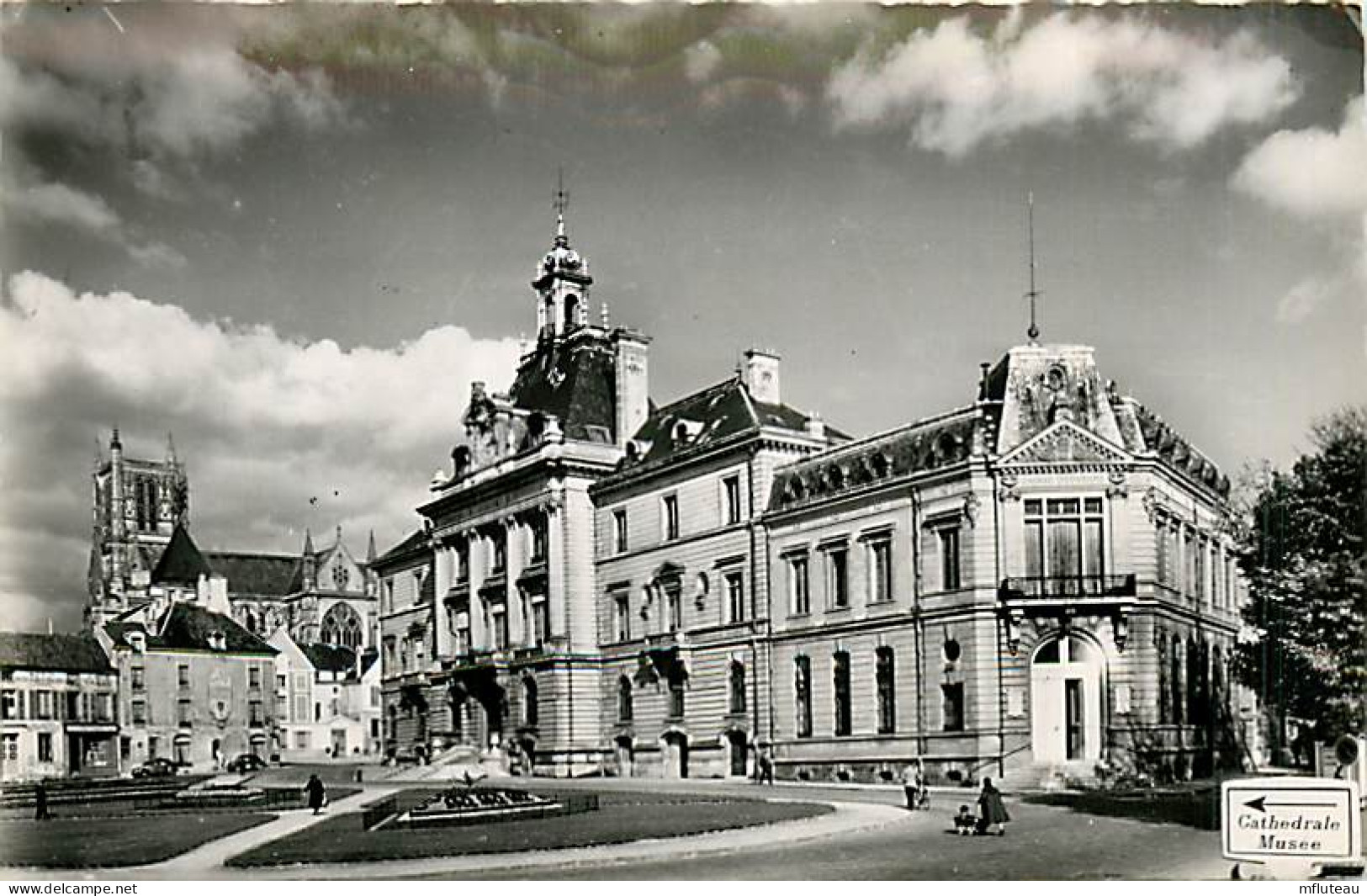 77* MEAUX  La Mairie  (CPSM 9x14cm)     RL07.0588 - Meaux