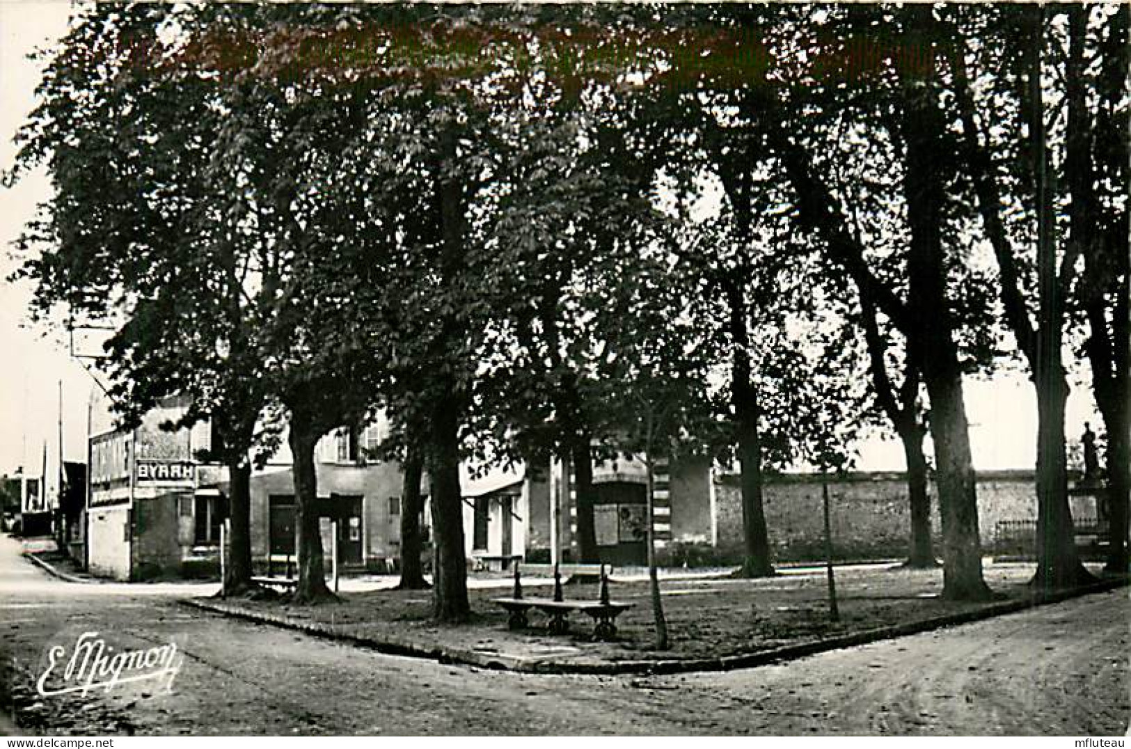 77* FERICY   Place De La Mairie  (CPSM 9x14cm) RL07.1303 - Autres & Non Classés