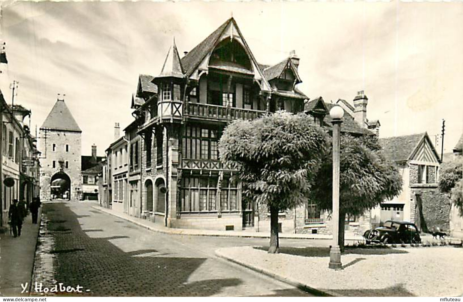 77* MORET Sur Loing  Rue Grande  Porte De Paris (CPSM 9x14cm)  RL07.0967 - Moret Sur Loing