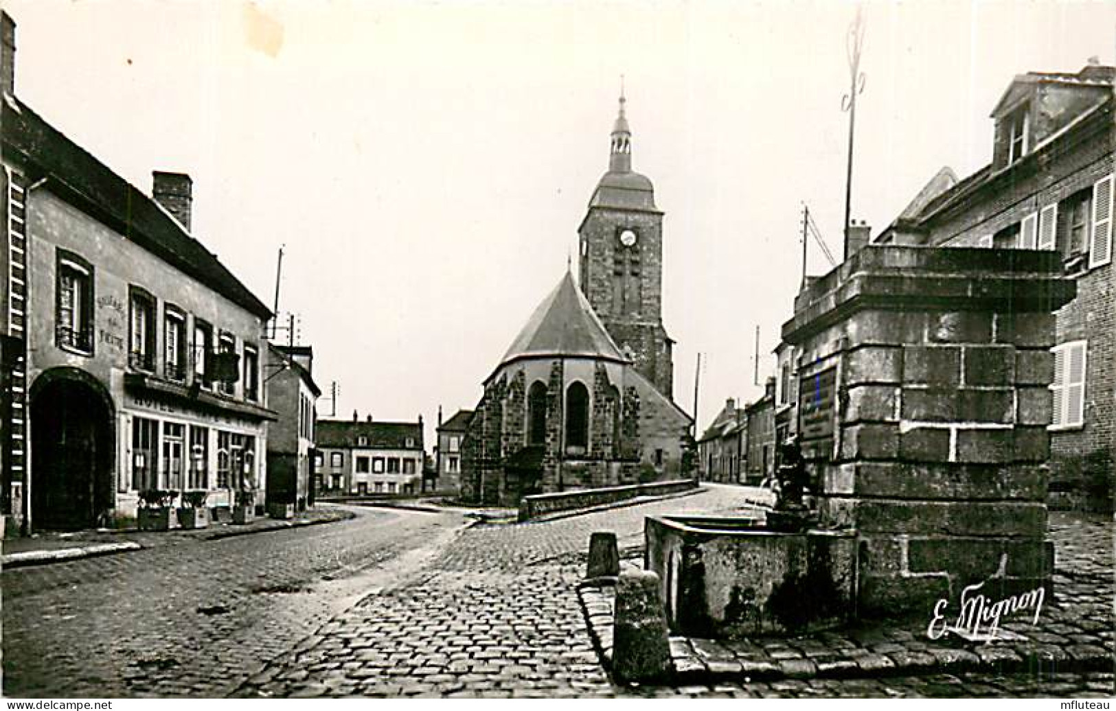 77* MONTIGNY LENCOUP  Grande Rue  Fontaine (CPSM 9x14cm)   RL07.0955 - Otros & Sin Clasificación