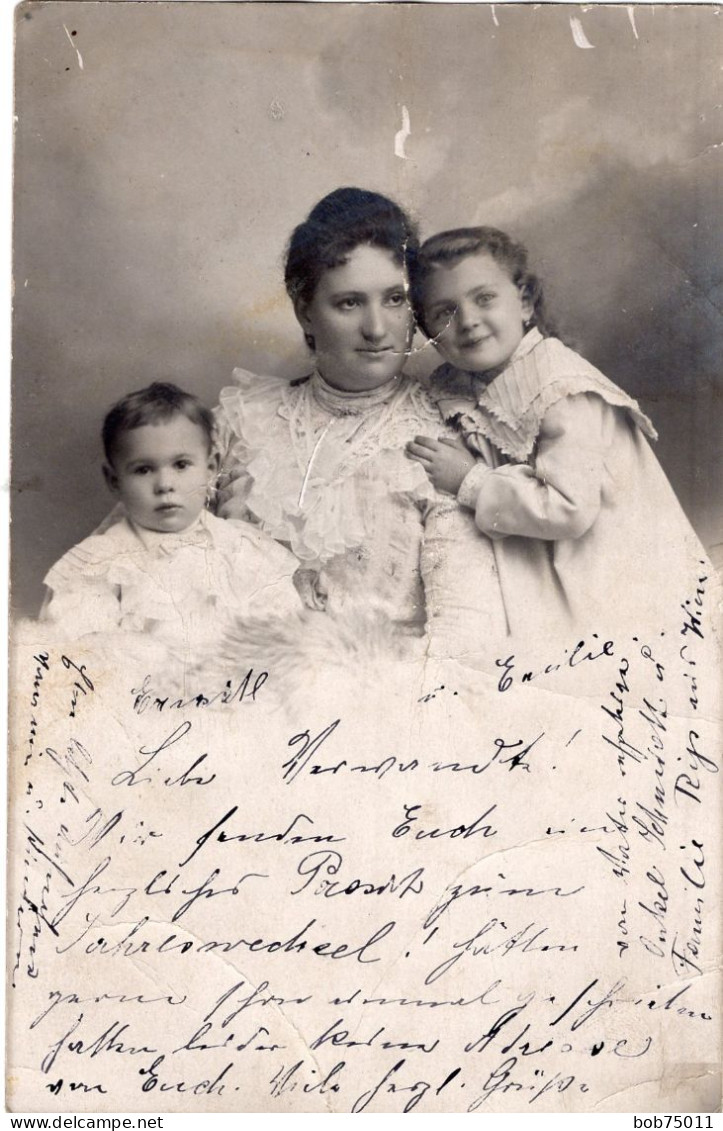 Carte Photo D'une Femme élégante Avec Ces Deux Petit Enfant Posant Dans Un Studio Photo Vers 1905 - Persone Anonimi