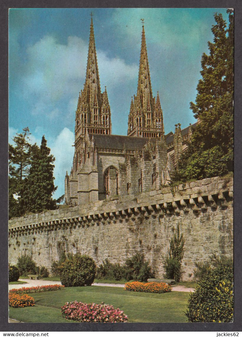 084671/ QUIMPER, Les Remparts Et La Cathédrale - Quimper